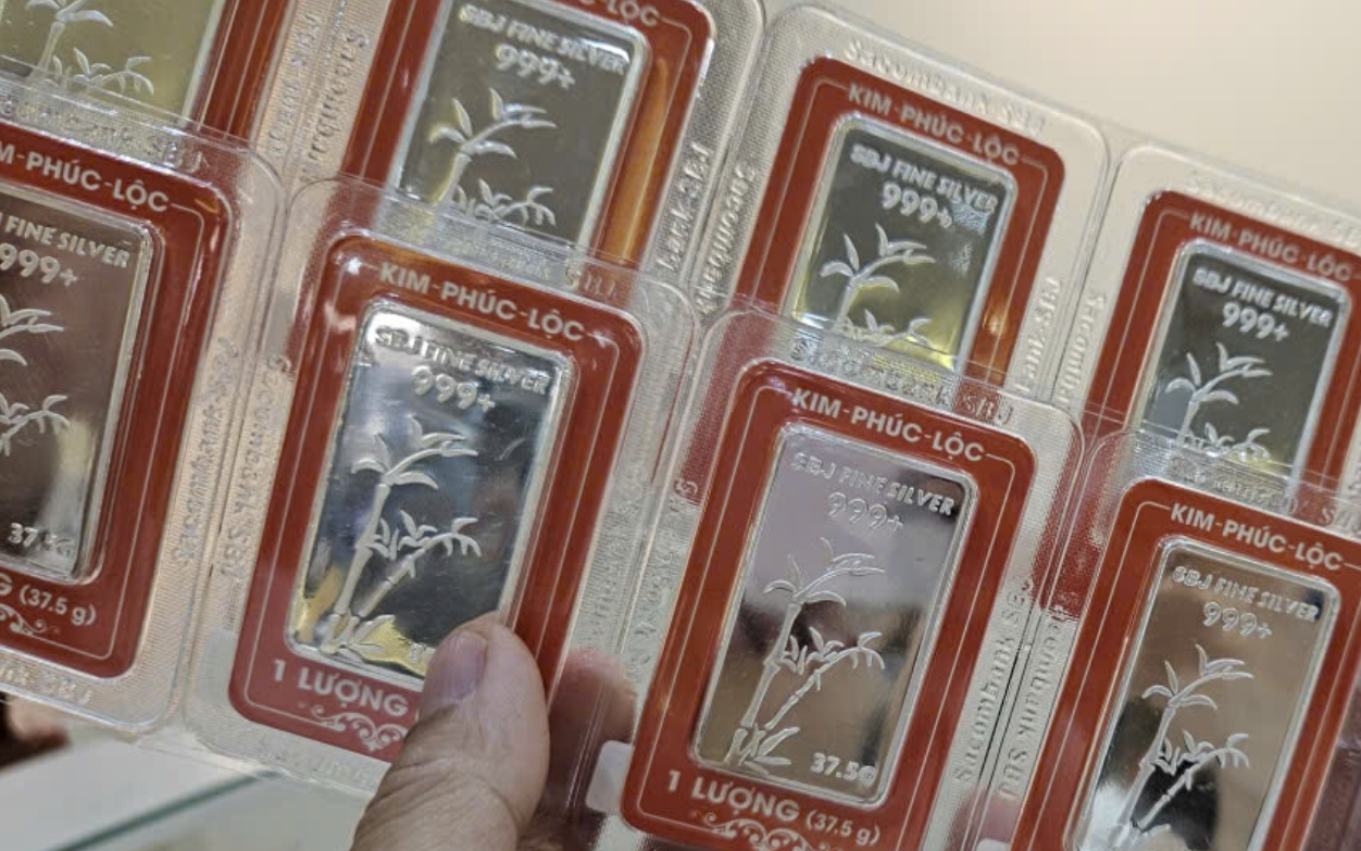 Gi&aacute; bạc h&ocirc;m nay 30 - 12: Lao dốc , người mua bạc lỗ h&agrave;ng triệu đồng - Ảnh 1.