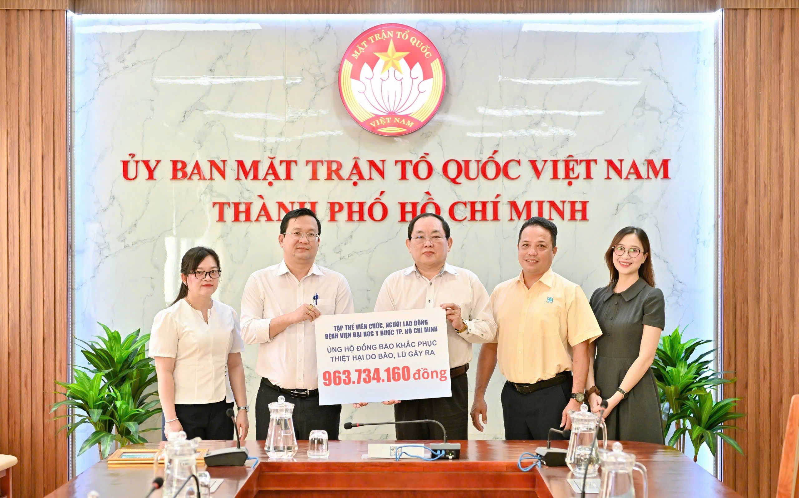 Người lao động Bệnh viện Đại học Y dược TPHCM đóng góp gần 1 tỉ đồng hỗ trợ đồng bào vùng bão lũ - Ảnh 1.