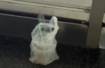 Xả r&aacute;c bừa b&atilde;i tại s&acirc;n bay T&acirc;n Sơn Nhất: Khi &yacute; thức c&ograve;n nhiều "khoảng trống" - Ảnh 11.