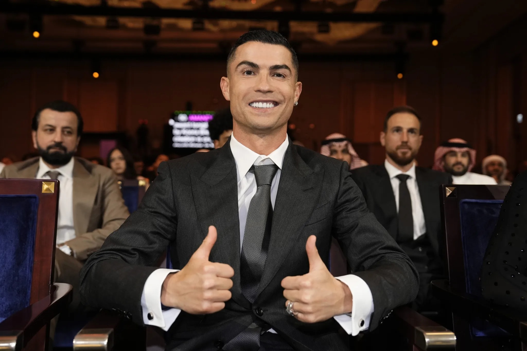 Ronaldo trở lại châu Âu thi đấu? - Ảnh 1.