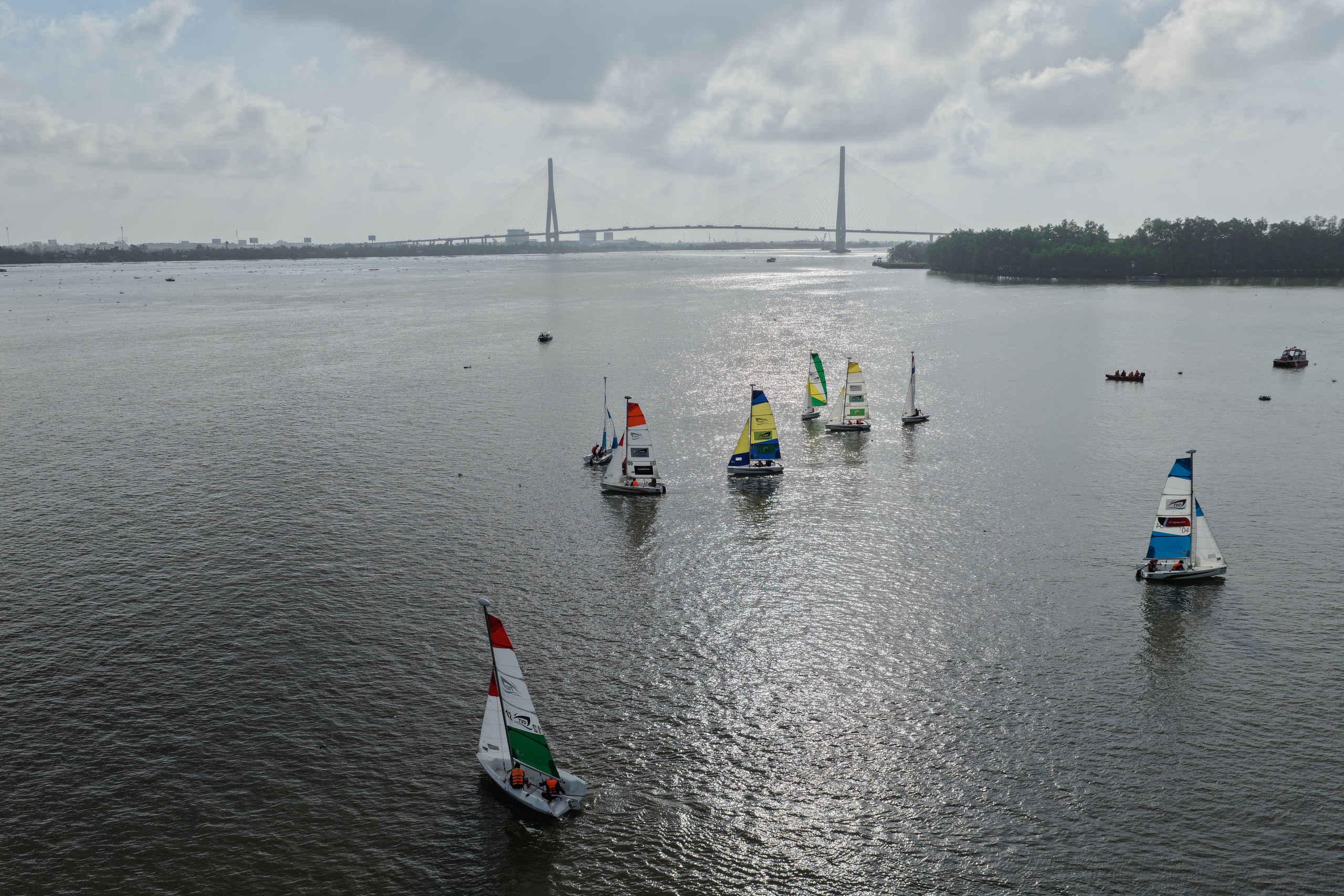 Đua thuyền buồm tr&ecirc;n s&ocirc;ng Hậu: S&acirc;n chơi thể thao mới lạ tại Cần Thơ - Ảnh 2.