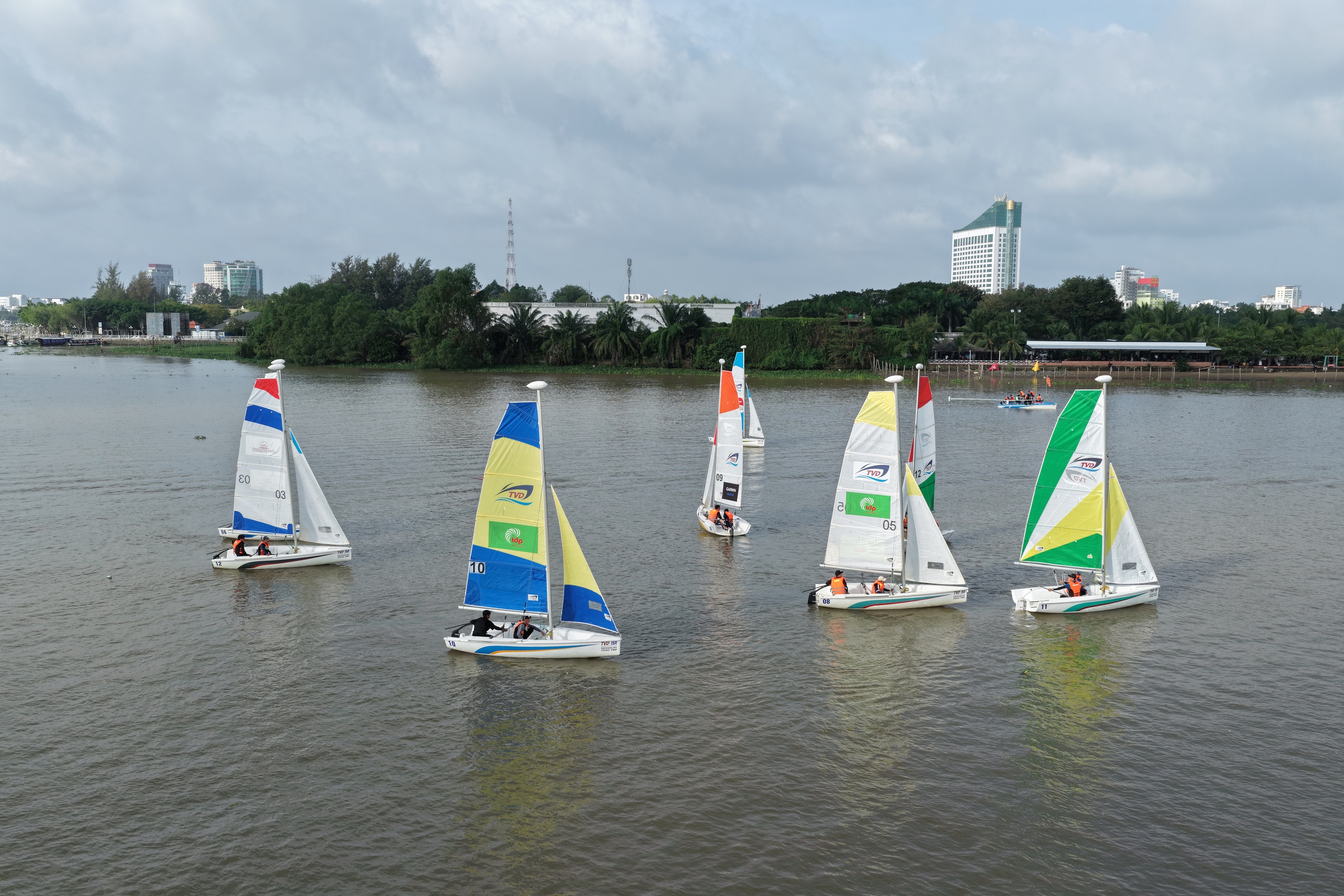 Đua thuyền buồm tr&ecirc;n s&ocirc;ng Hậu: S&acirc;n chơi thể thao mới lạ tại Cần Thơ - Ảnh 4.