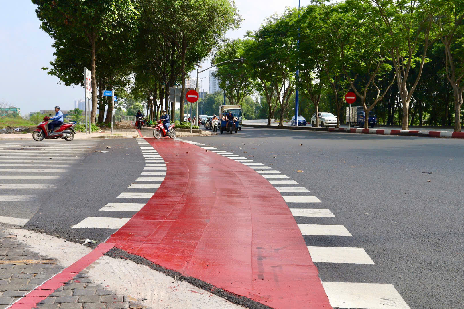 L&agrave;n xe đạp tr&ecirc;n đường Mai Ch&iacute; Thọ ho&agrave;n th&agrave;nh, xe m&aacute;y cần tr&aacute;nh nếu kh&ocirc;ng muốn bị phạt - Ảnh 2.