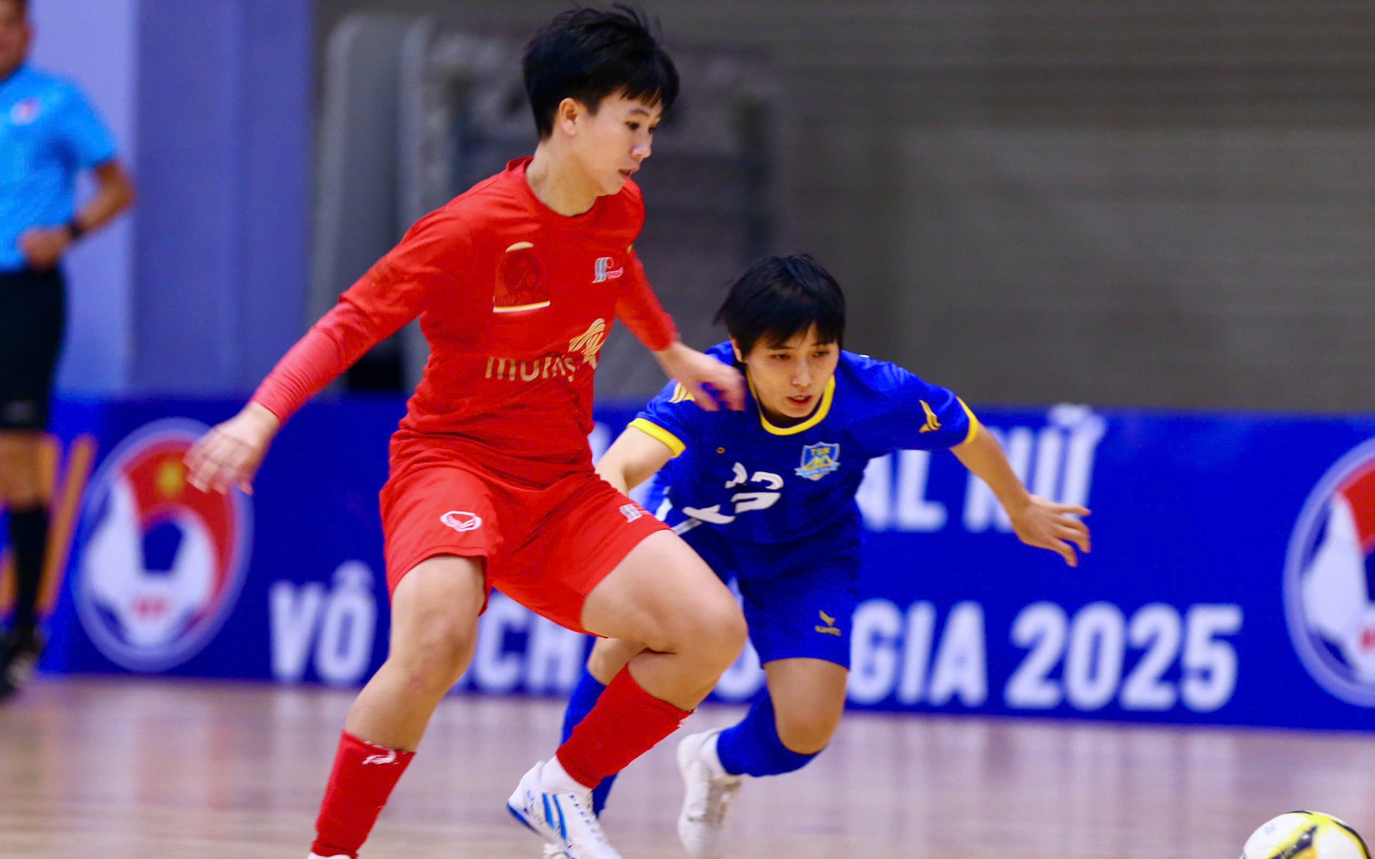 Tuyết Dung tỏa s&aacute;ng, Phong Ph&uacute; H&agrave; Nam c&oacute; 1 điểm đầu tay ở giải futsal nữ VĐQG - Ảnh 3.