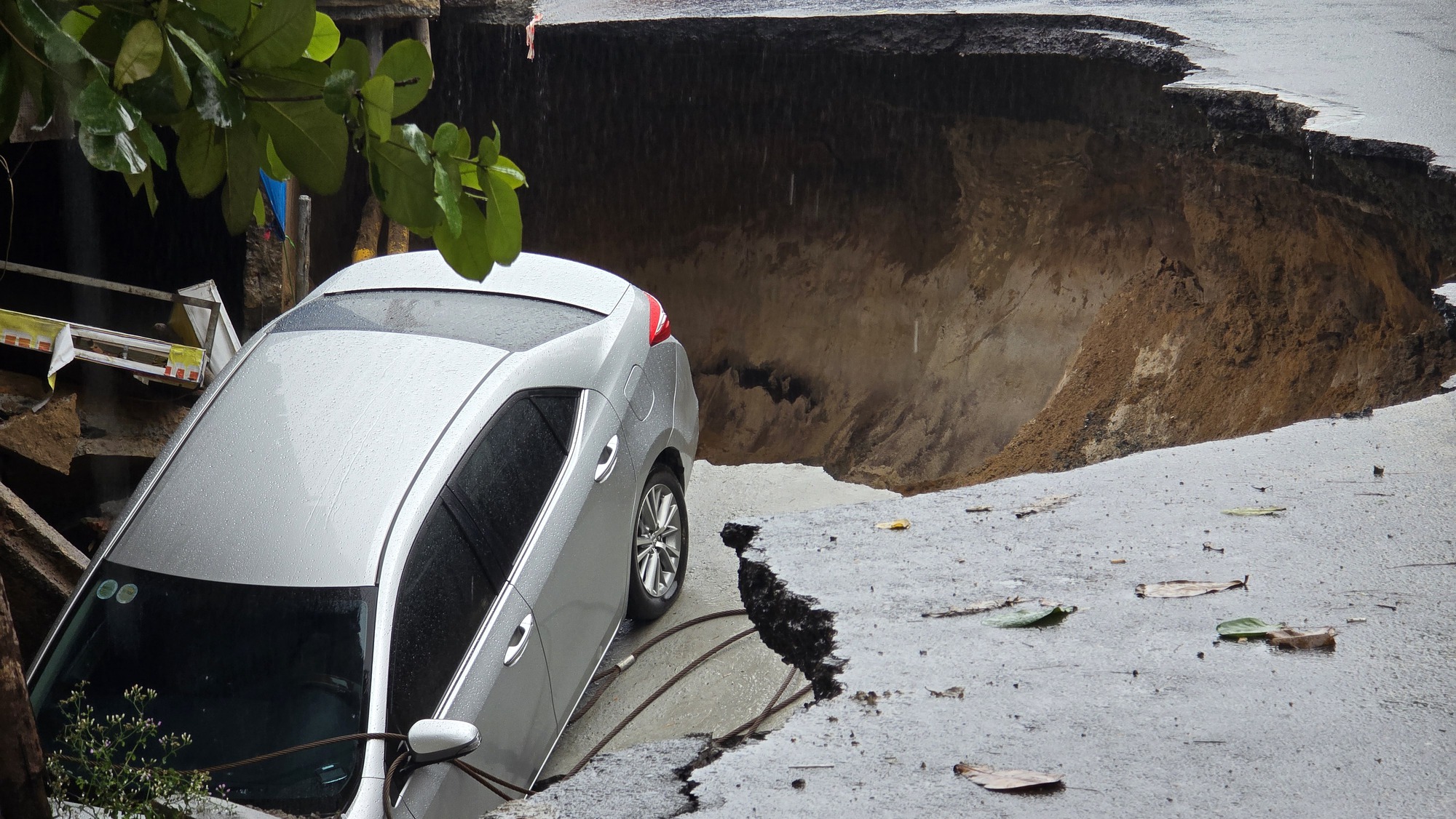 Hiện trường vụ sập "hố tử thần" ngay trung tâm Đà Nẵng - Ảnh 4.