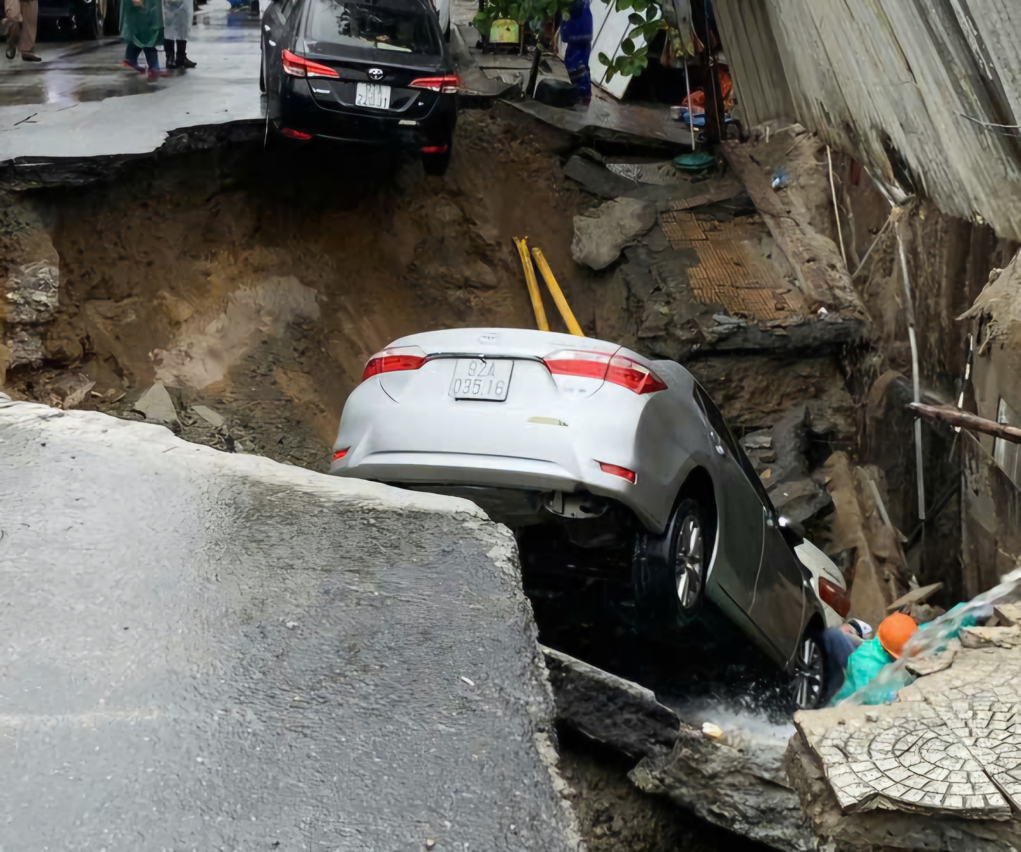 Hiện trường vụ sập "hố tử thần" ngay trung tâm Đà Nẵng - Ảnh 2.