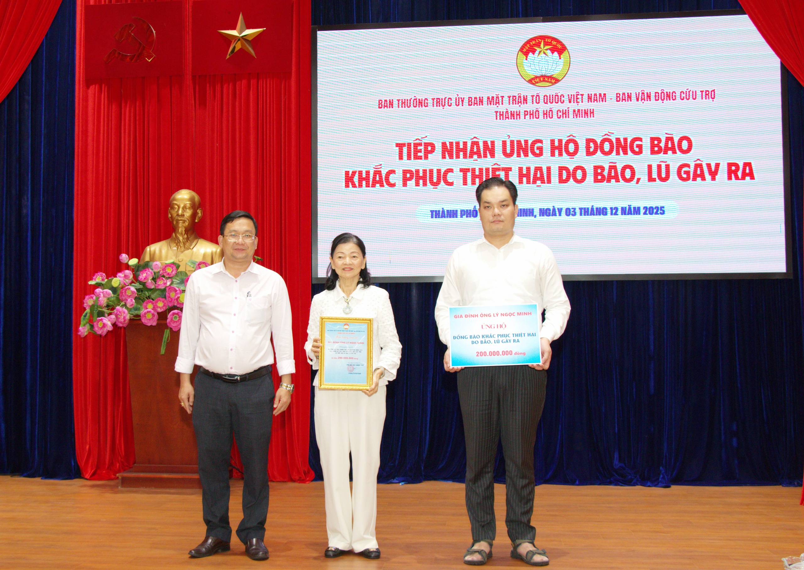 TPHCM tiếp nhận thêm hơn 20 tỉ đồng ủng hộ đồng bào bị thiệt hại do bão lũ - Ảnh 2.