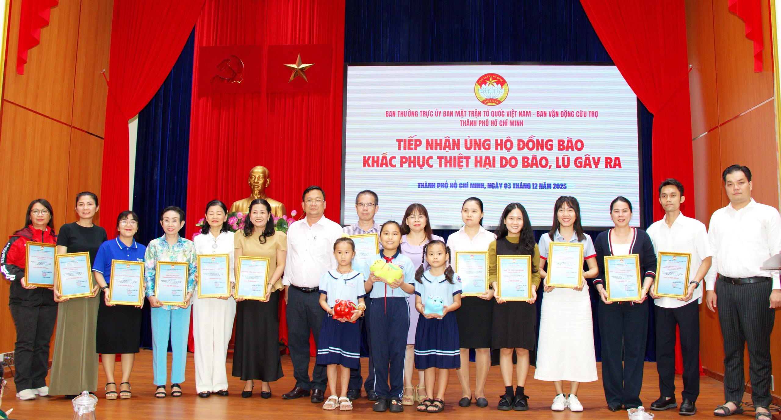 TPHCM tiếp nhận thêm hơn 20 tỉ đồng ủng hộ đồng bào bị thiệt hại do bão lũ - Ảnh 3.