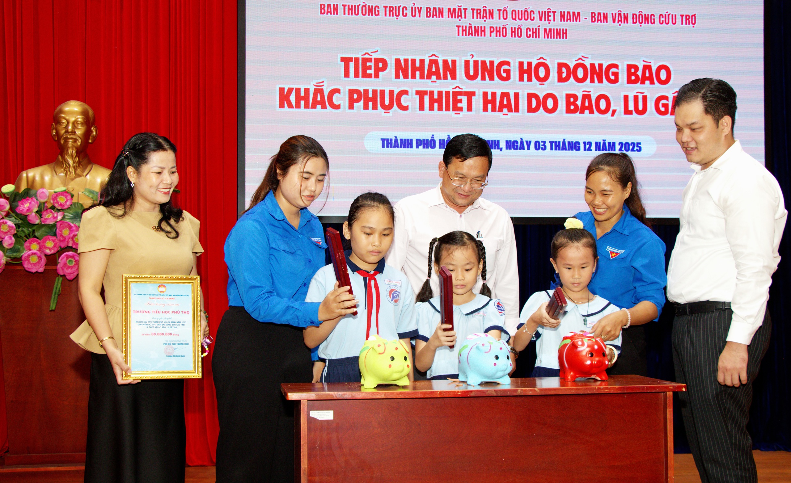 TPHCM tiếp nhận thêm hơn 20 tỉ đồng ủng hộ đồng bào bị thiệt hại do bão lũ - Ảnh 1.