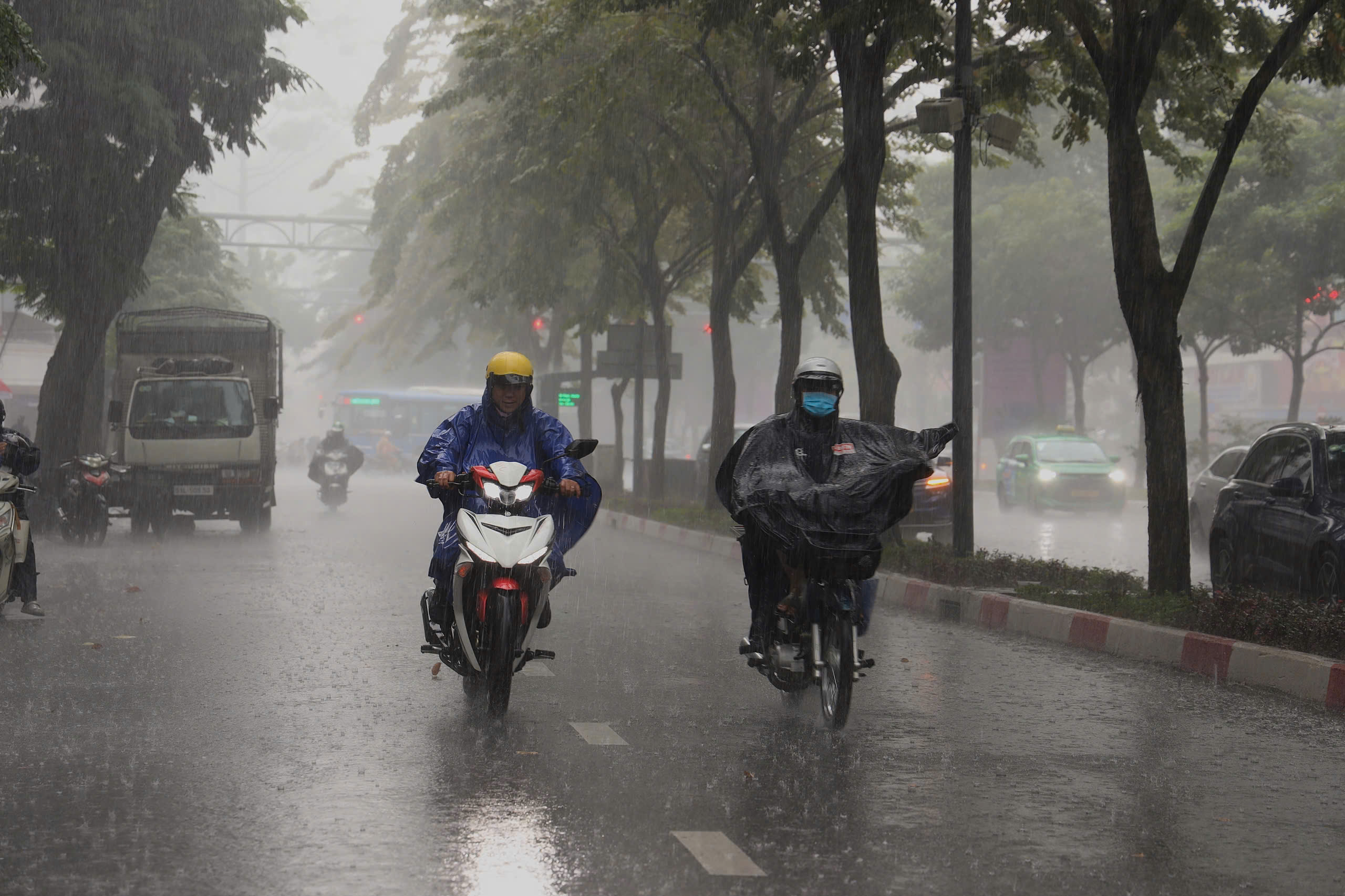 TPHCM mưa lớn mù mịt - Ảnh 3.