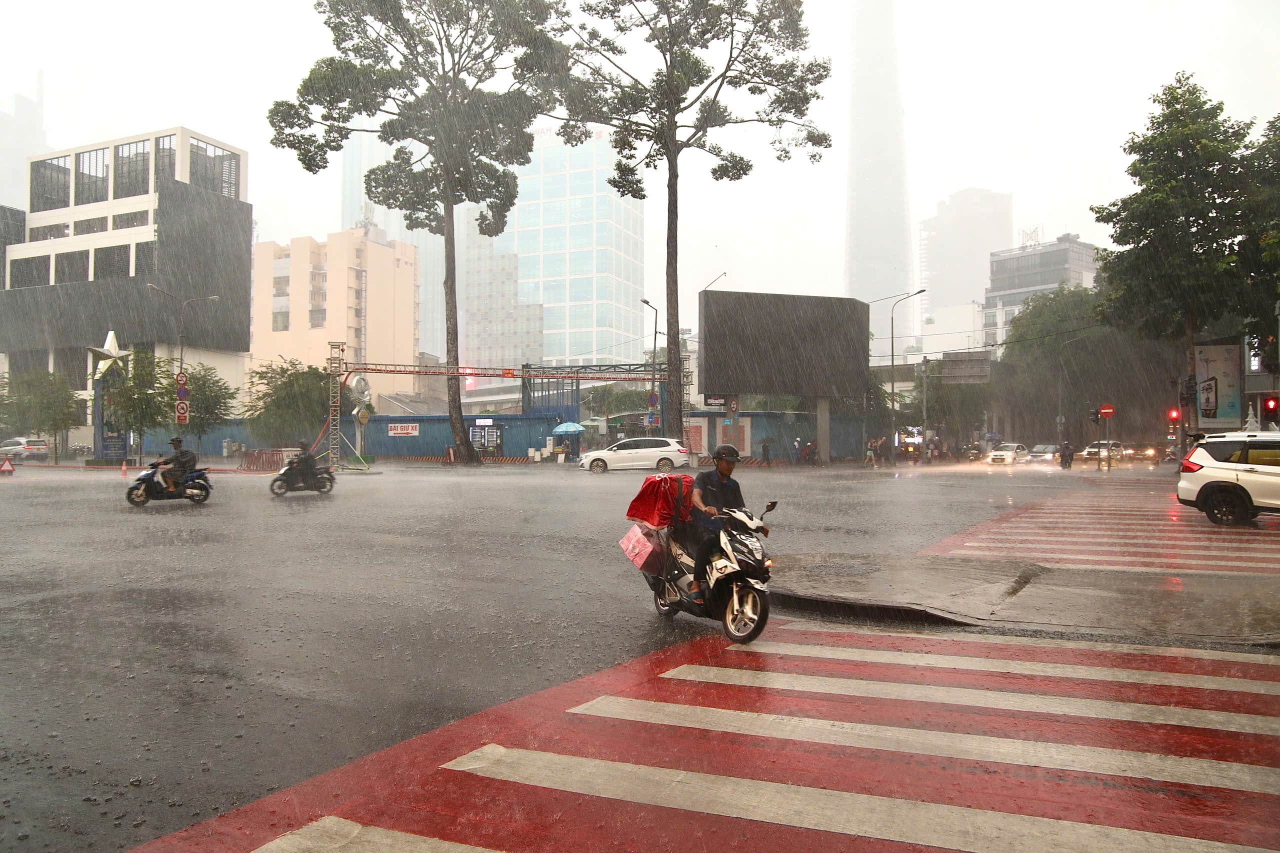 TPHCM mưa lớn mù mịt - Ảnh 1.