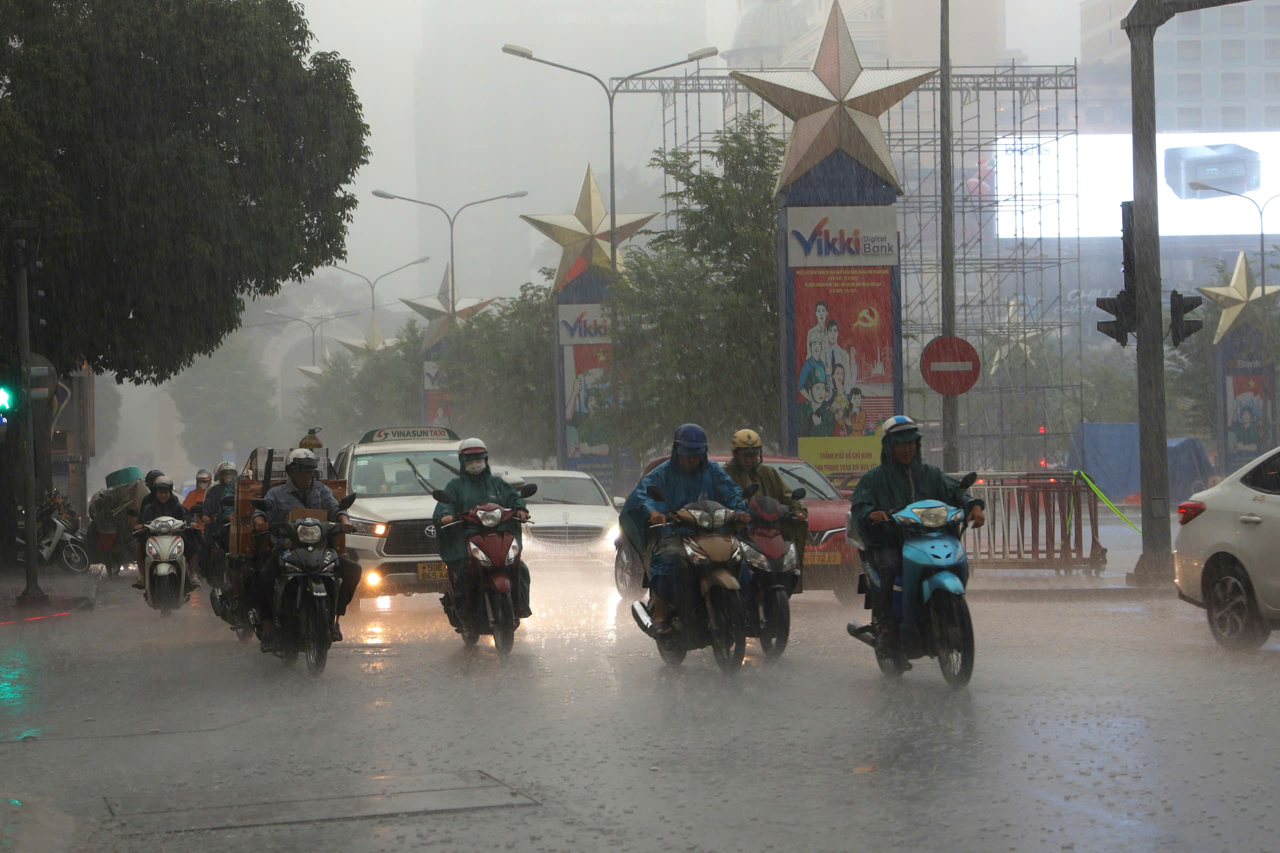 TPHCM mưa lớn mù mịt - Ảnh 2.