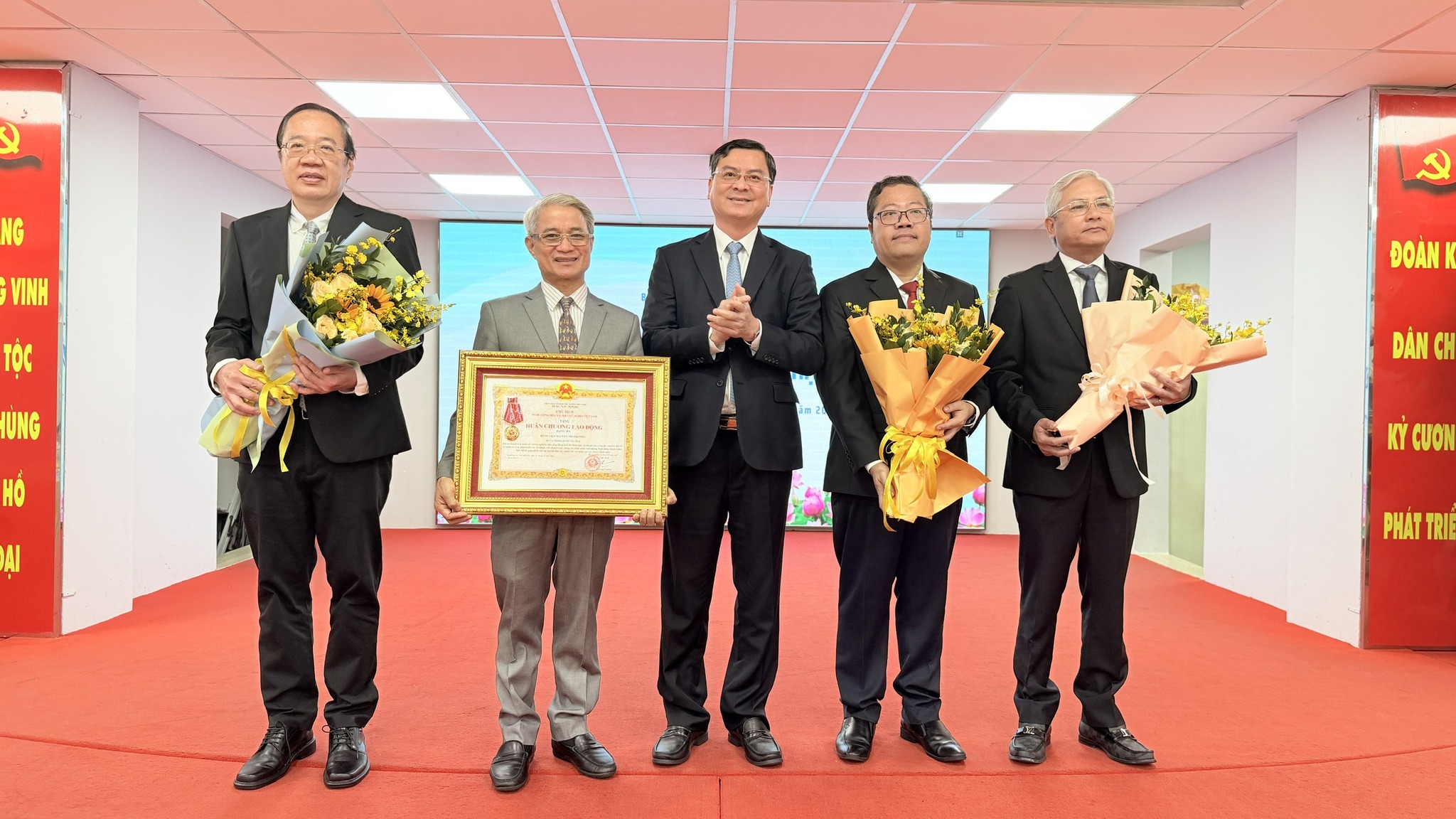 Giảm 40% thủ tục hành chính nhờ chuyển đổi số: Câu chuyện từ Bệnh viện Nguyễn Tri Phương - Ảnh 2.