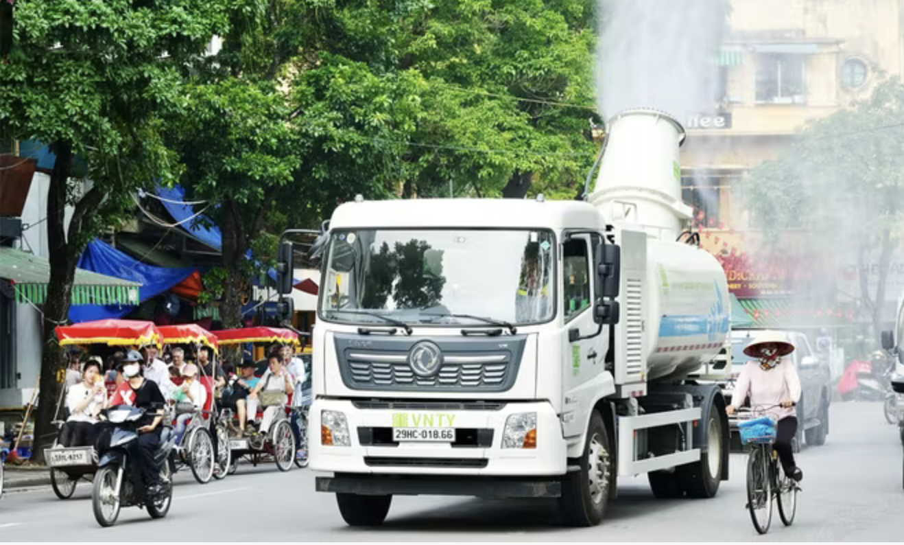 Hà Nội thí điểm công nghệ phun sương giảm ô nhiễm không khí Hà Nội hiệu quả - Ảnh 1.