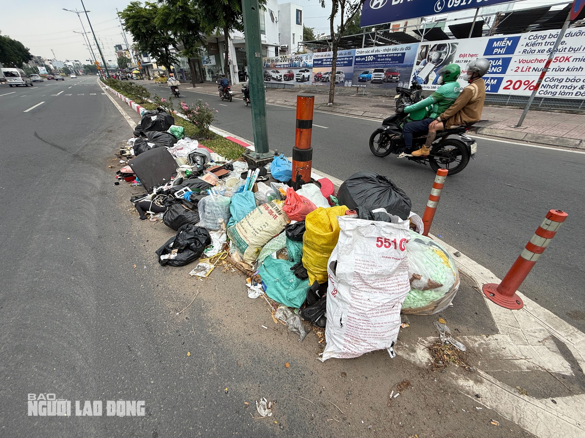 Ám ảnh những đống rác to trên đường Phạm Văn Đồng, TPHCM - Ảnh 1.