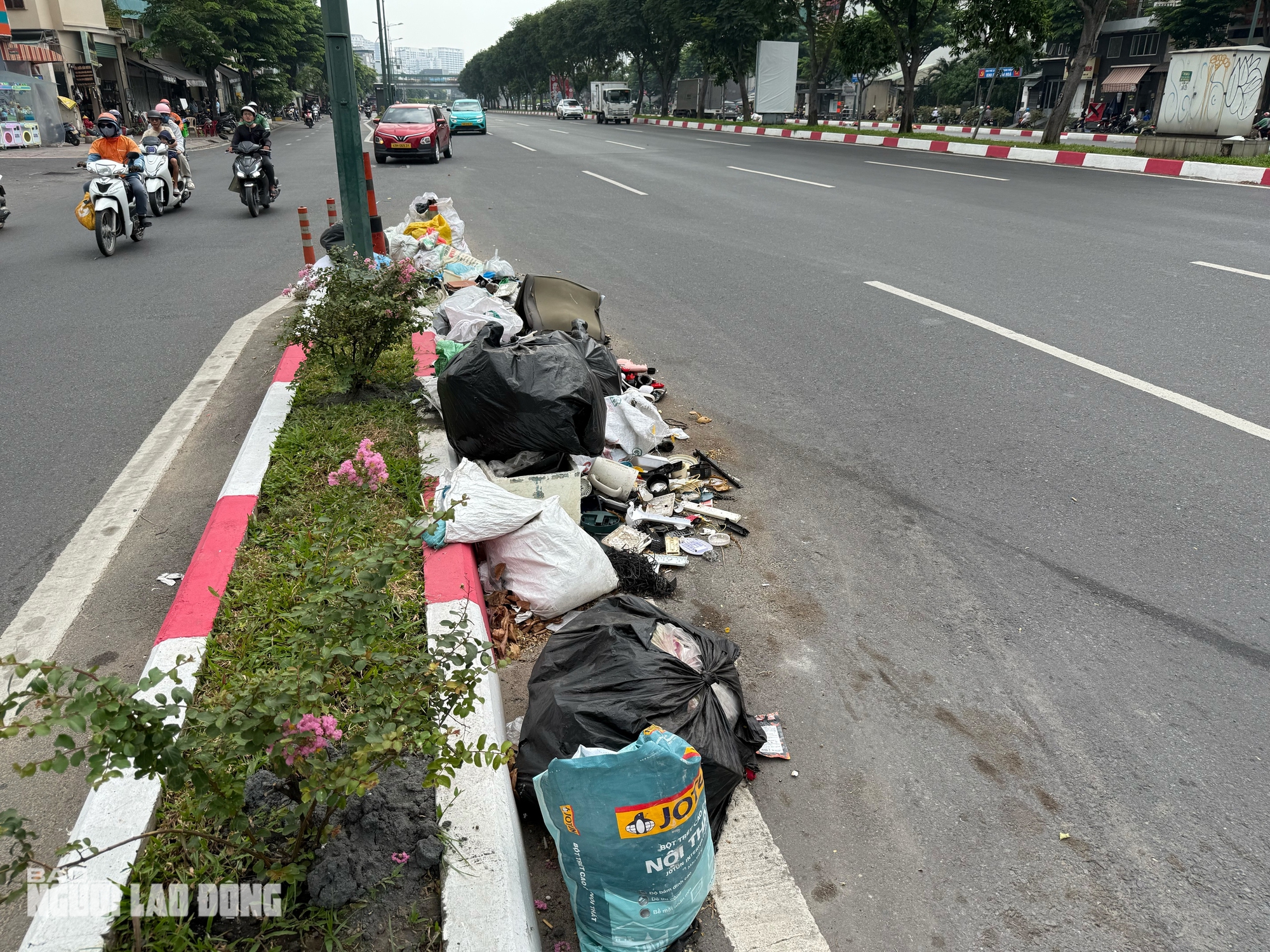 Ám ảnh những đống rác to trên đường Phạm Văn Đồng, TPHCM - Ảnh 2.