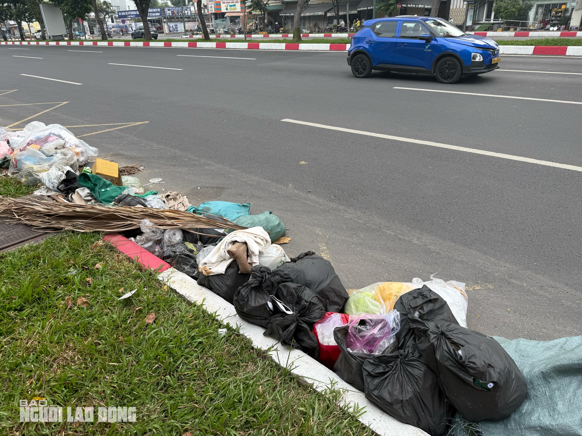 Ám ảnh những đống rác to trên đường Phạm Văn Đồng, TPHCM - Ảnh 3.