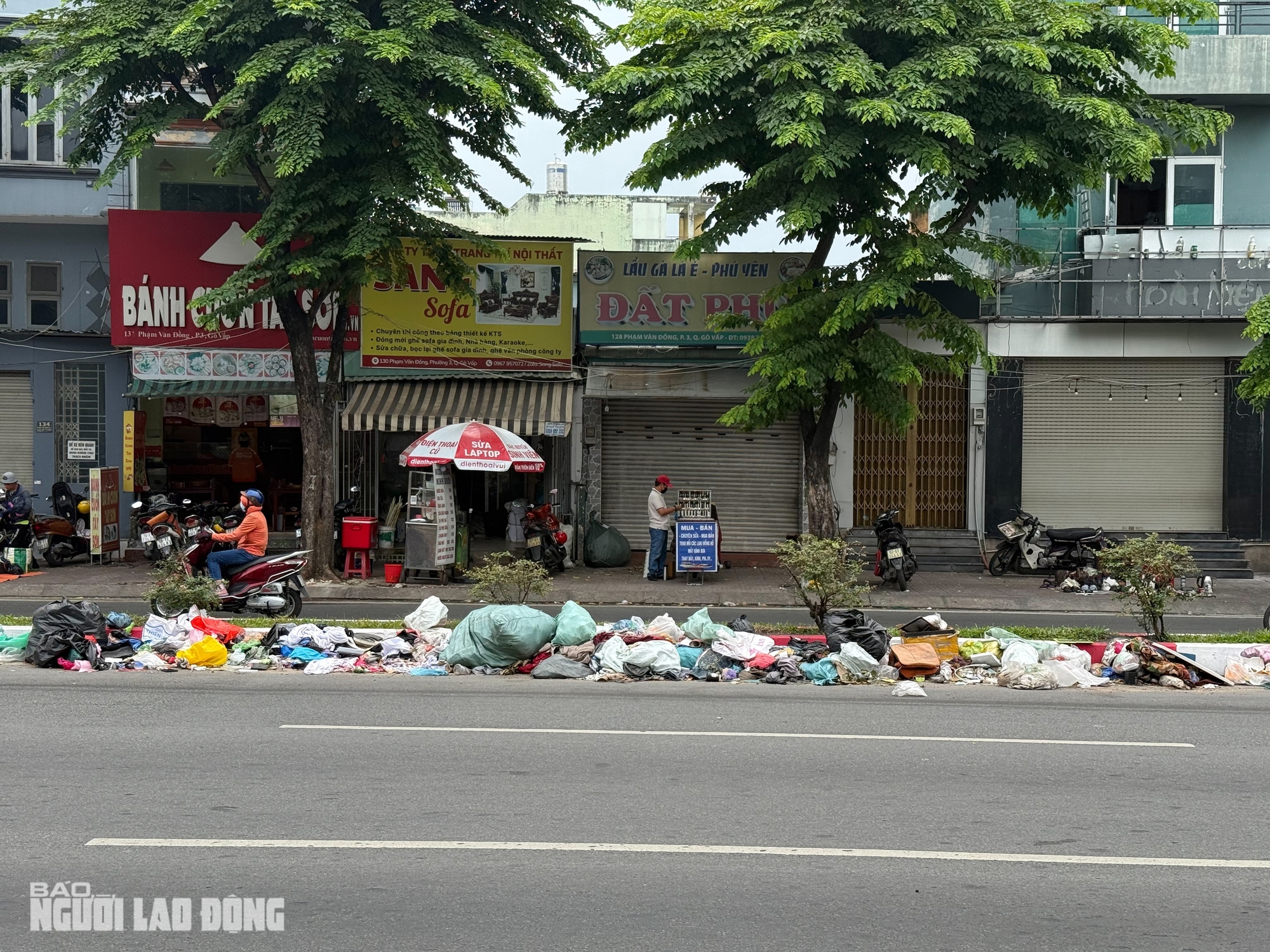 Ám ảnh những đống rác to trên đường Phạm Văn Đồng, TPHCM - Ảnh 4.