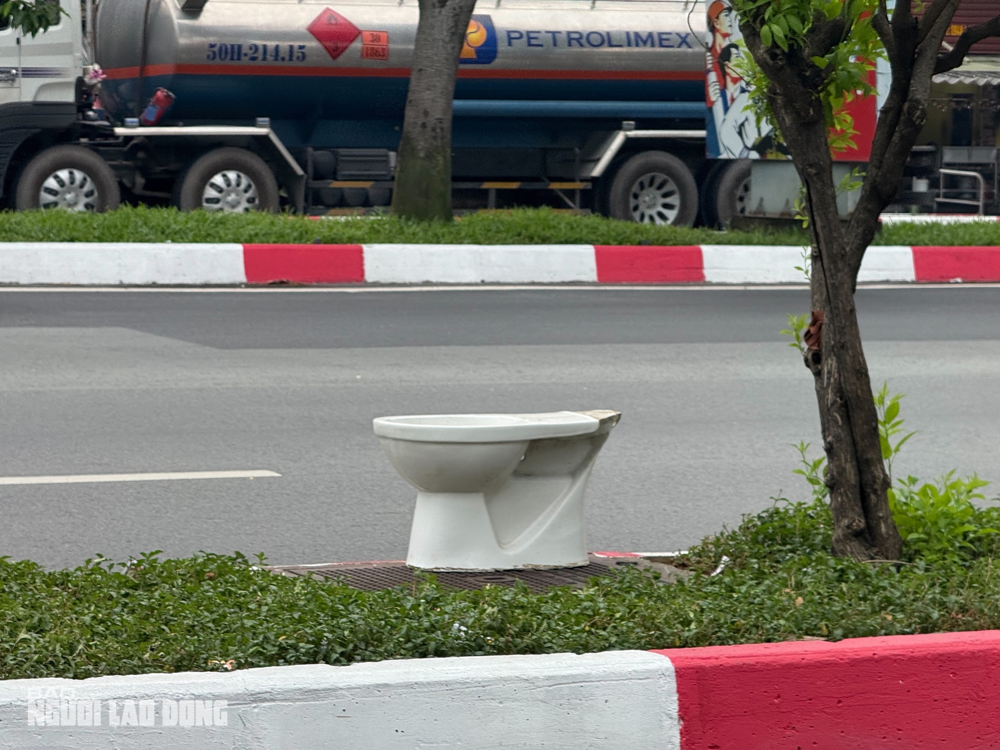 Ám ảnh những đống rác to trên đường Phạm Văn Đồng, TPHCM - Ảnh 5.