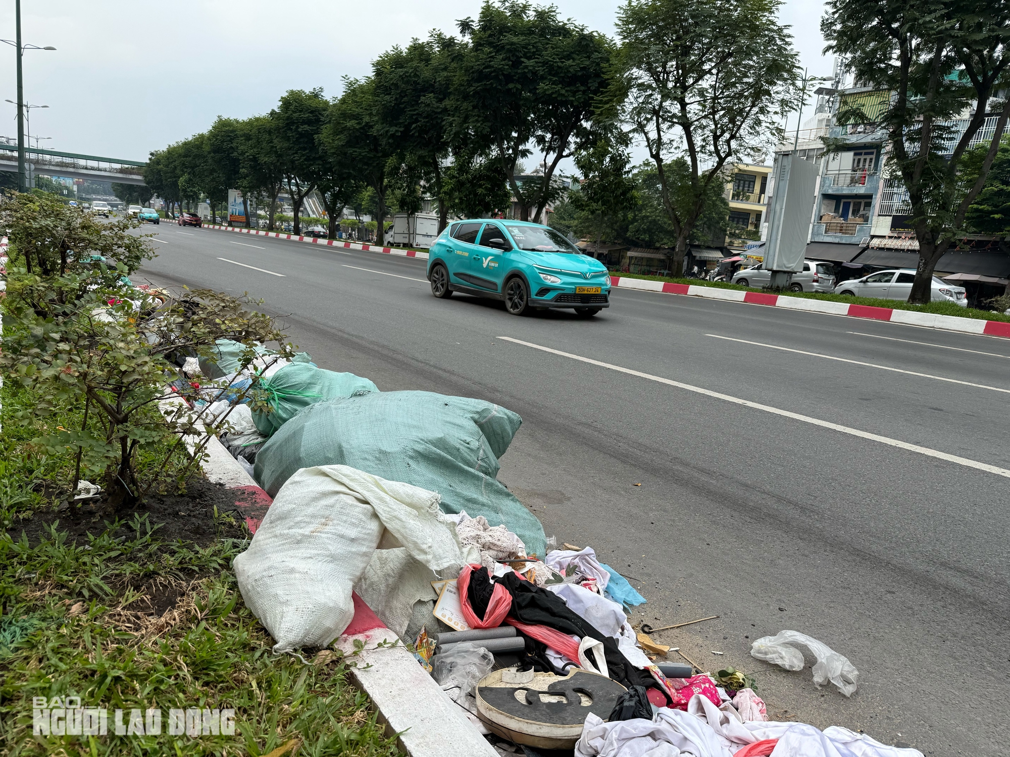 Ám ảnh những đống rác to trên đường Phạm Văn Đồng, TPHCM - Ảnh 6.