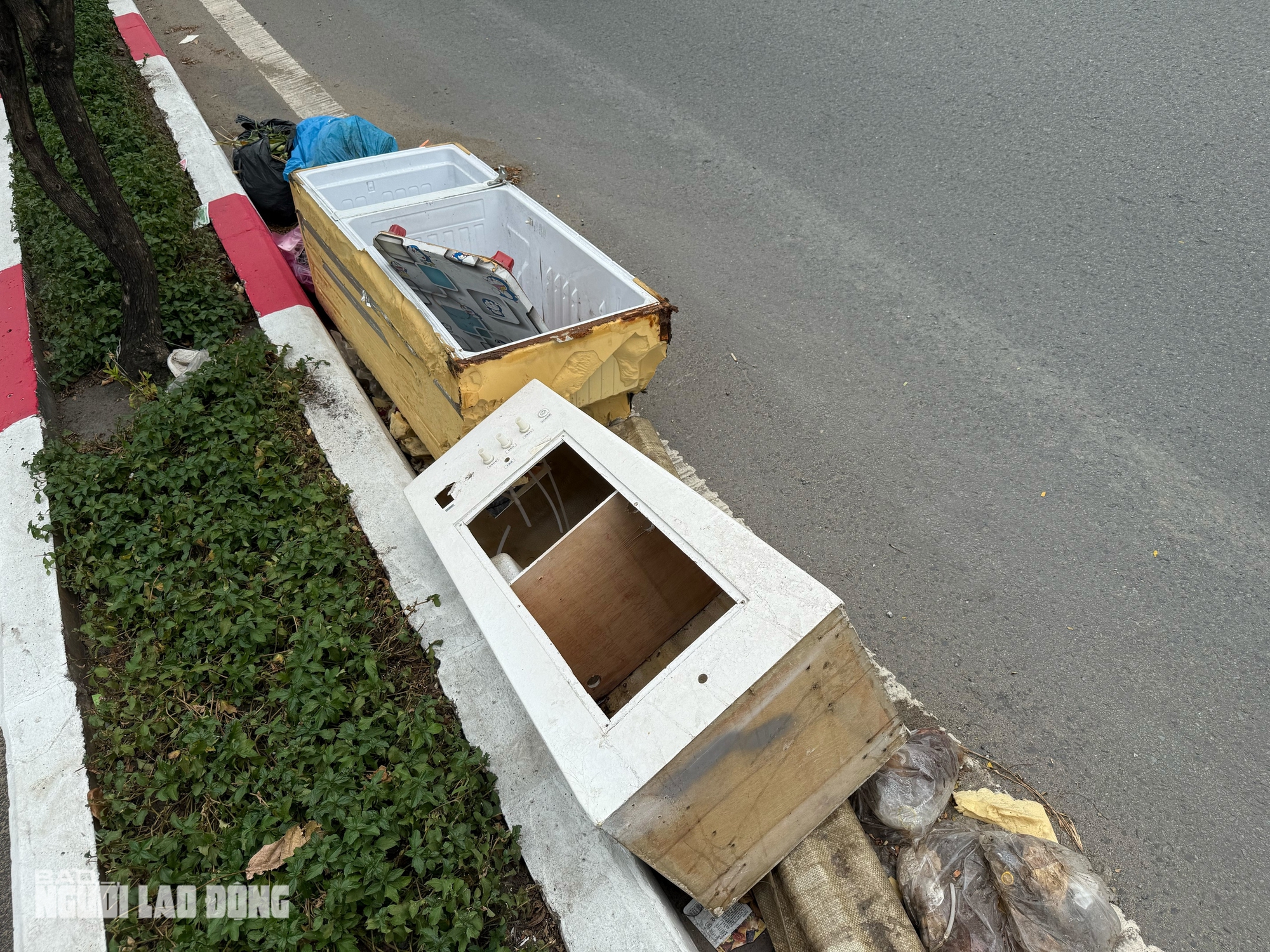 Ám ảnh những đống rác to trên đường Phạm Văn Đồng, TPHCM - Ảnh 7.