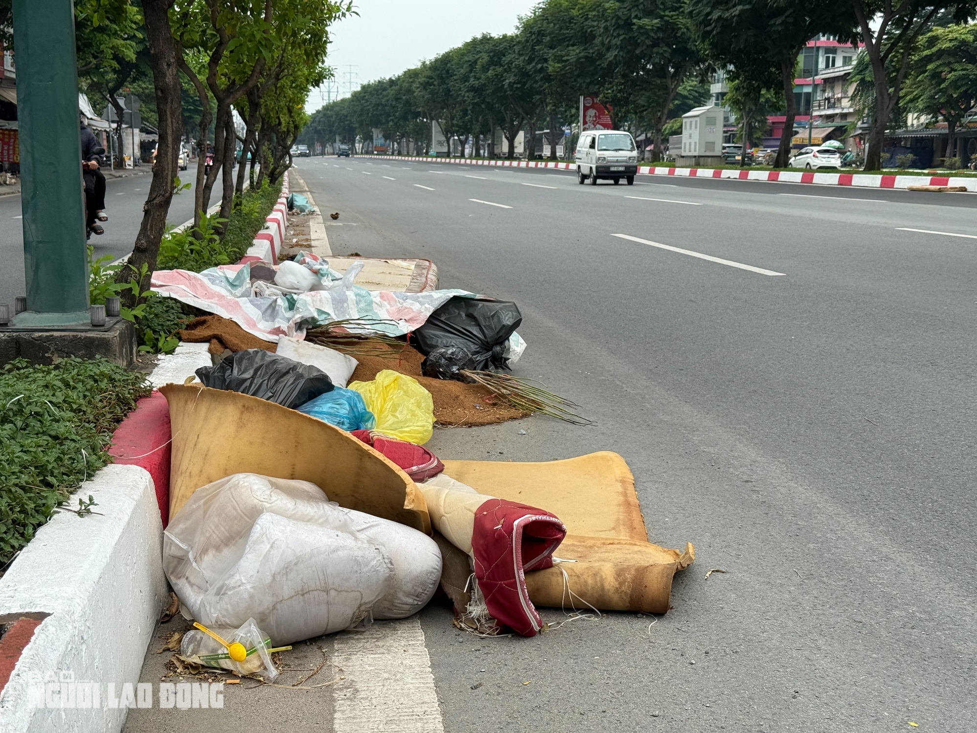 Ám ảnh những đống rác to trên đường Phạm Văn Đồng, TPHCM - Ảnh 8.