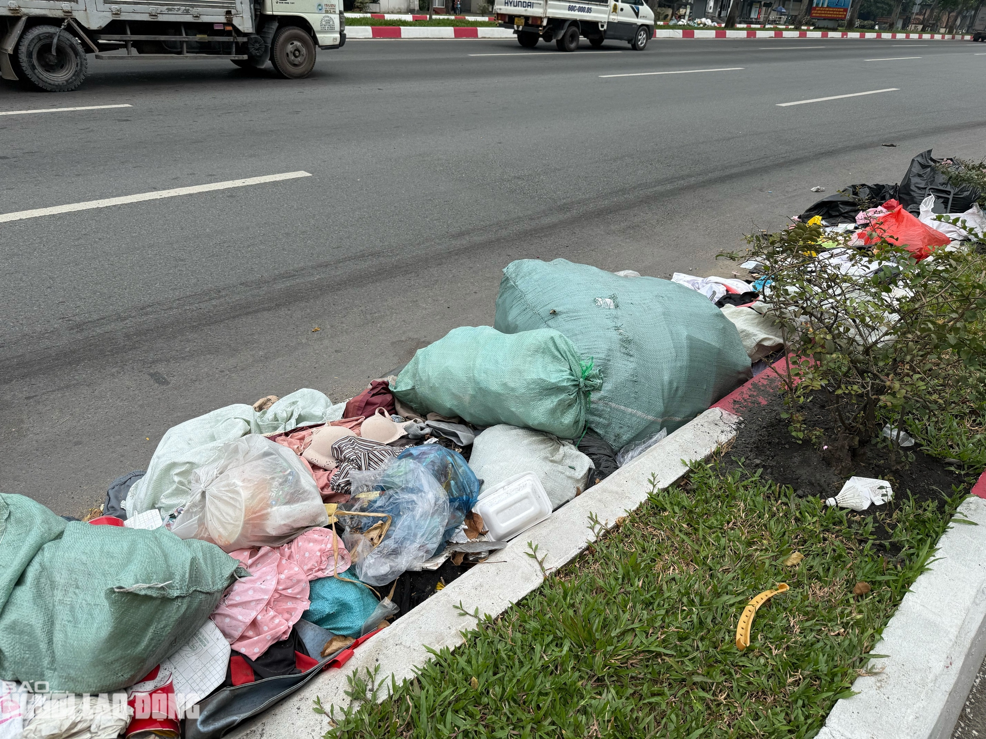 Ám ảnh những đống rác to trên đường Phạm Văn Đồng, TPHCM - Ảnh 9.