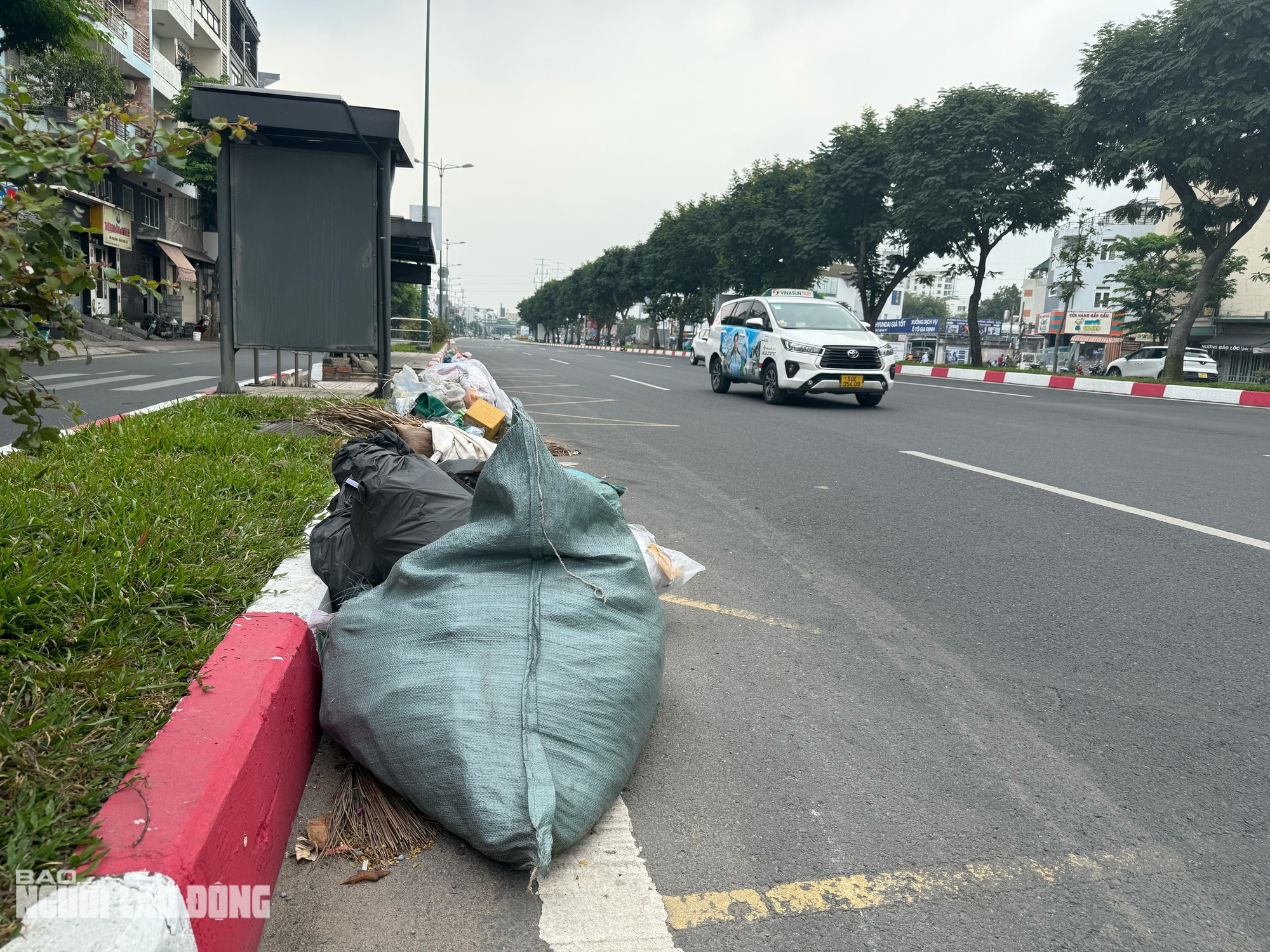 Ám ảnh những đống rác to trên đường Phạm Văn Đồng, TPHCM - Ảnh 10.