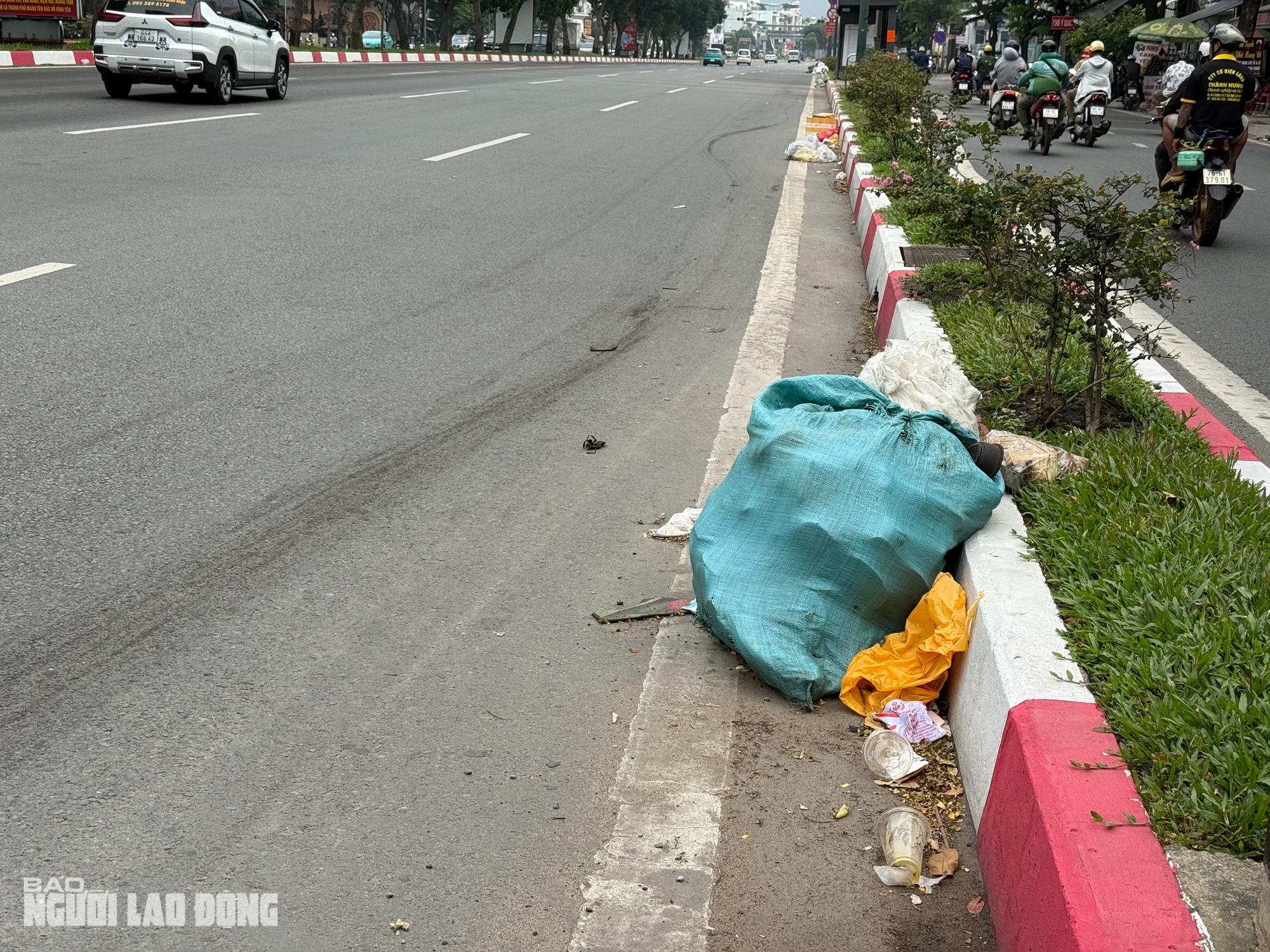 Ám ảnh những đống rác to trên đường Phạm Văn Đồng, TPHCM - Ảnh 11.
