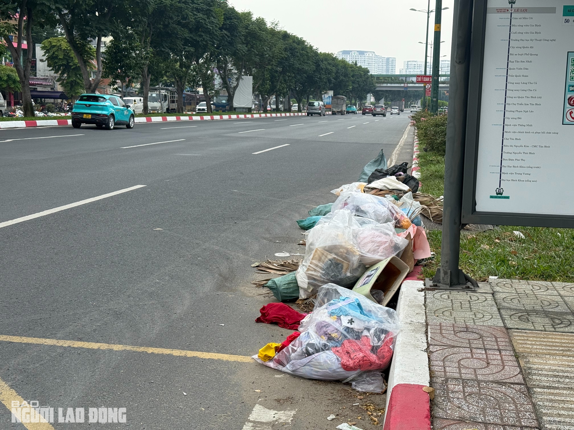 Ám ảnh những đống rác to trên đường Phạm Văn Đồng, TPHCM - Ảnh 12.