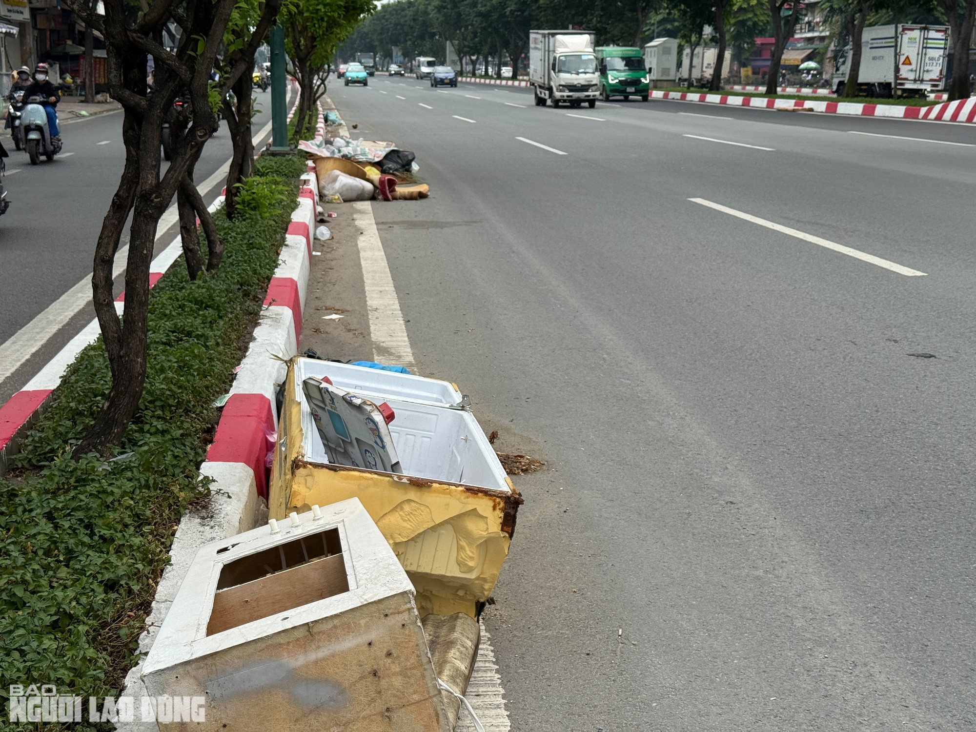 Ám ảnh những đống rác to trên đường Phạm Văn Đồng, TPHCM - Ảnh 13.