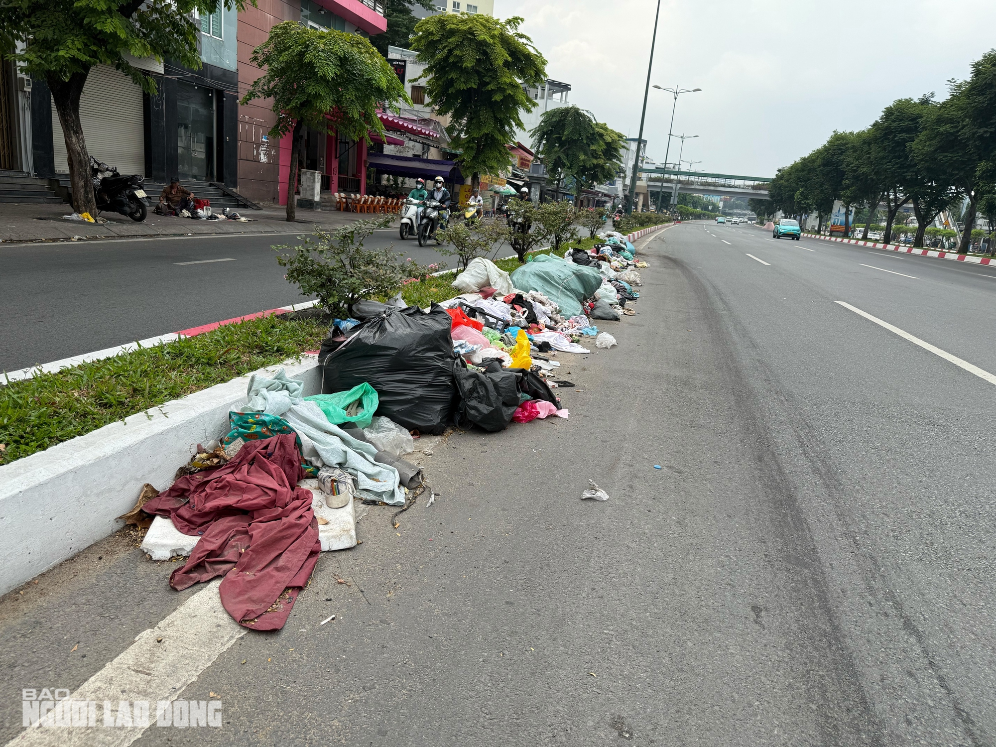 Ám ảnh những đống rác to trên đường Phạm Văn Đồng, TPHCM - Ảnh 14.