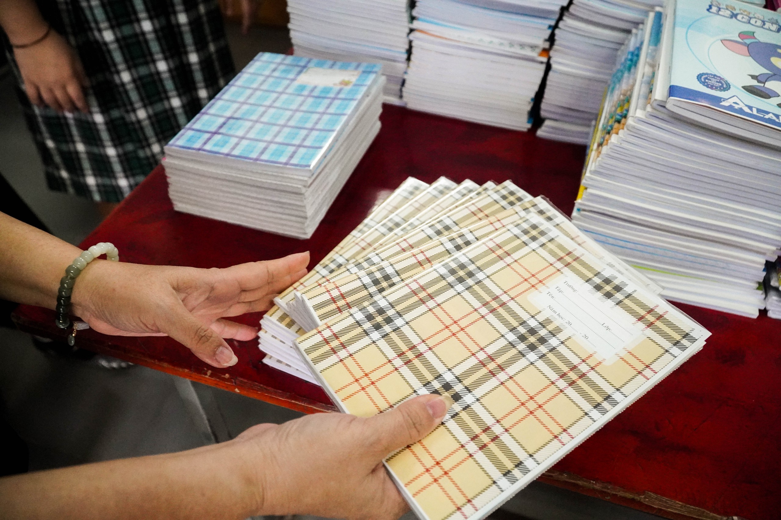 Học sinh lớp 6 trích tiền thưởng để mua tập trắng tặng bạn bè vùng lũ - Ảnh 1.