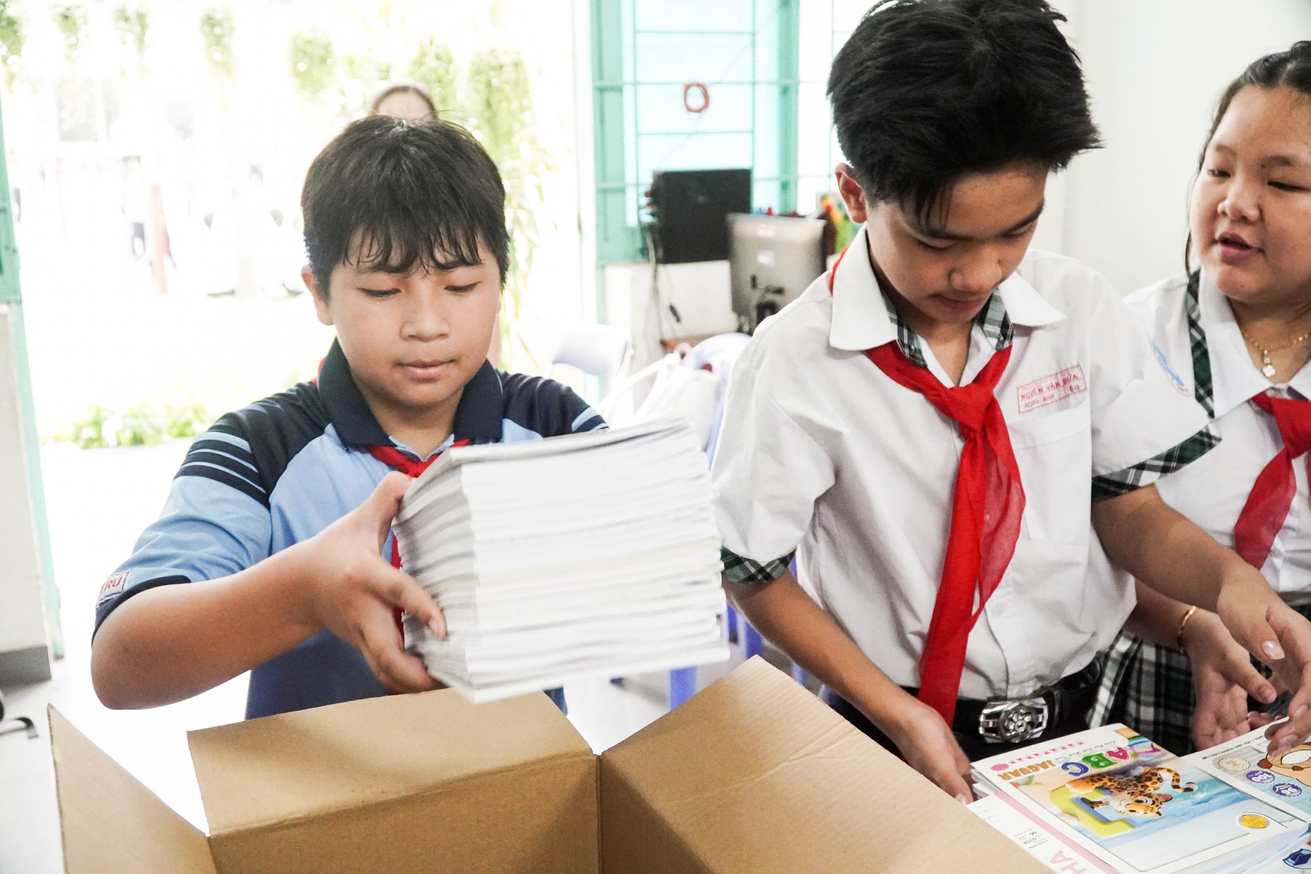 Học sinh lớp 6 trích tiền thưởng để mua tập trắng tặng bạn bè vùng lũ - Ảnh 3.