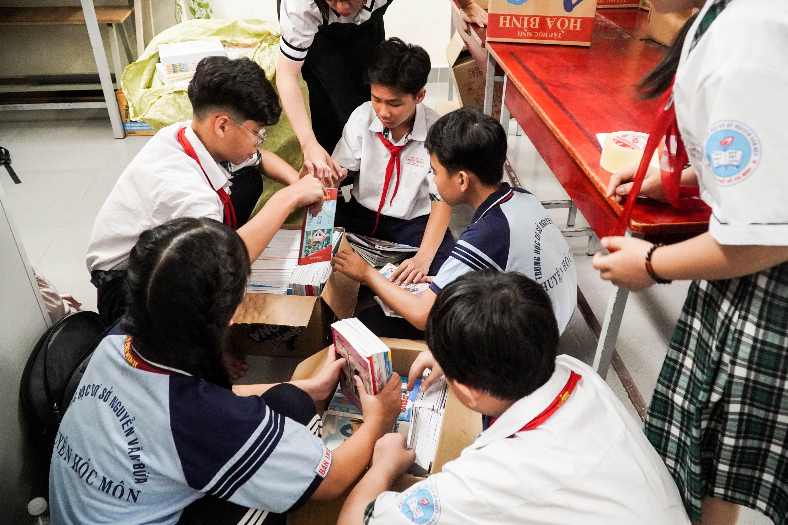 Học sinh lớp 6 trích tiền thưởng để mua tập trắng tặng bạn bè vùng lũ - Ảnh 4.