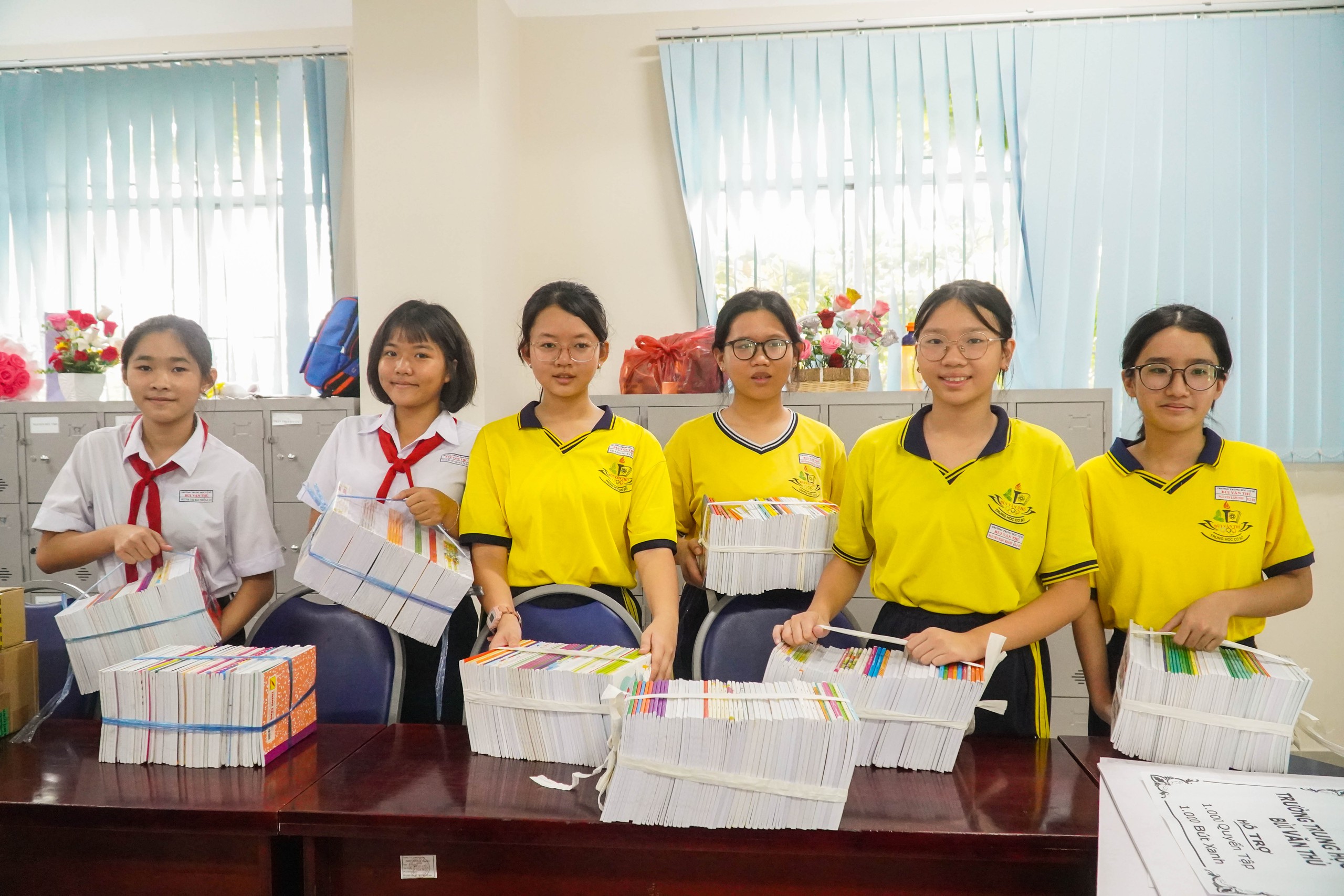 Nghĩa tình học sinh TP HCM hướng về vùng lũ - Ảnh 1.