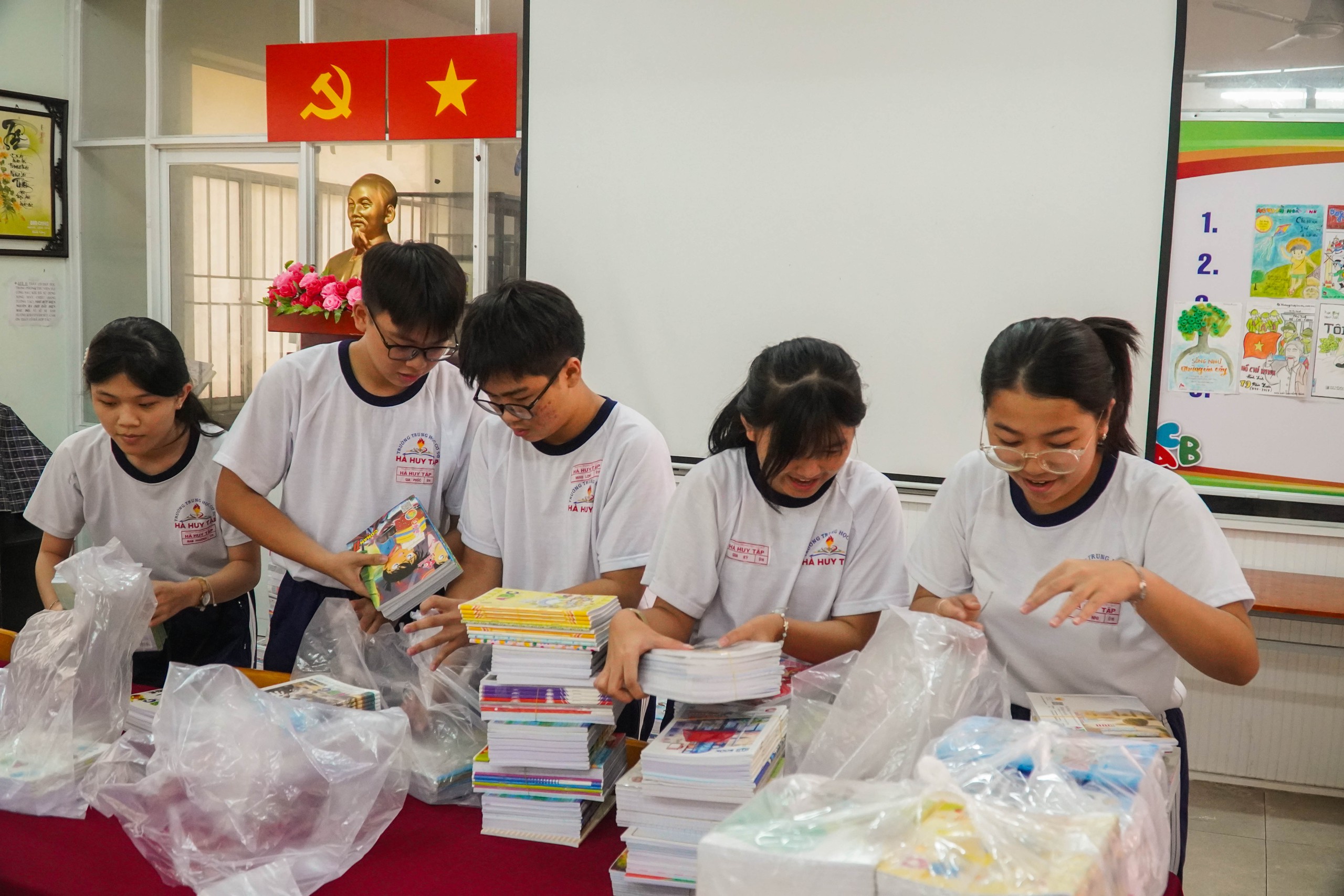 "Tập khen thưởng con để dành, giờ con gửi đến các bạn vùng lũ!" - Ảnh 1.