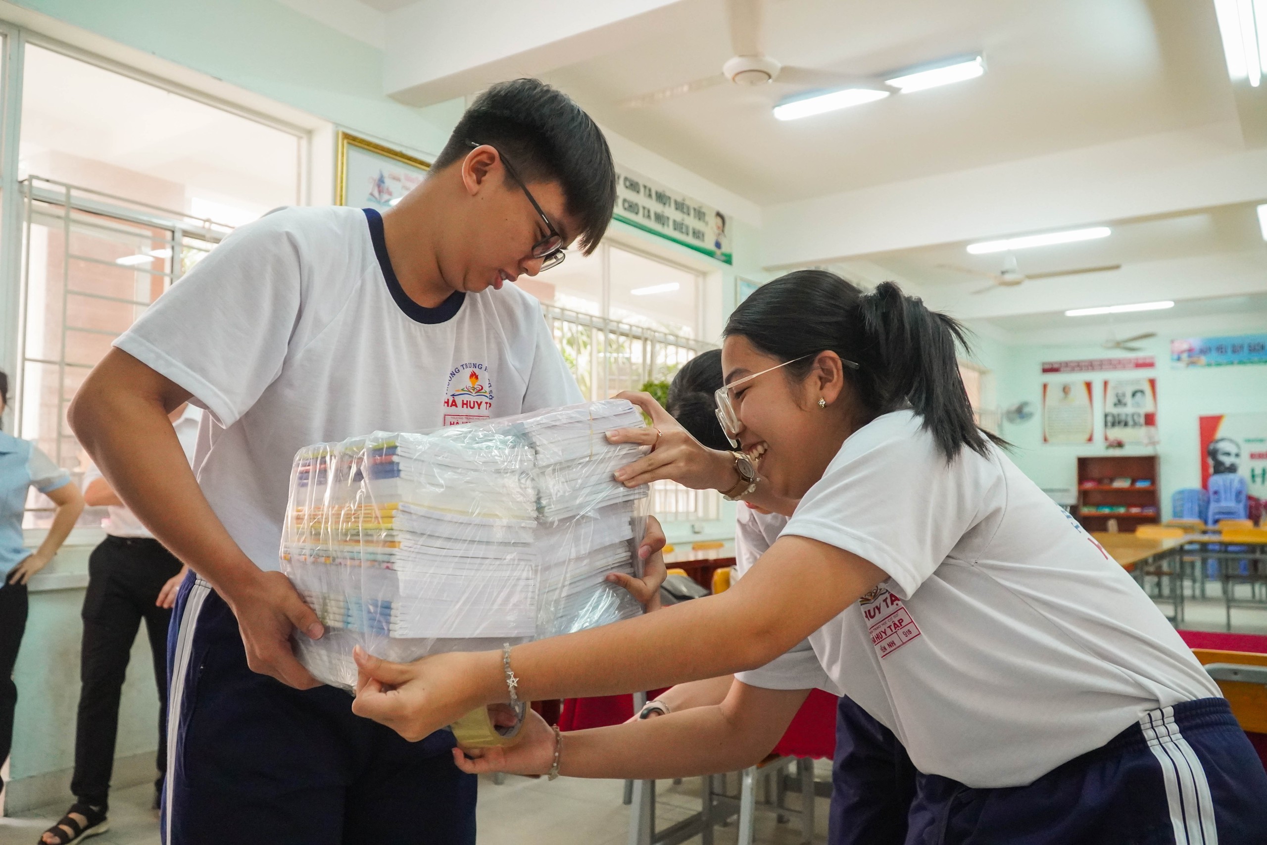 "Tập khen thưởng con để dành, giờ con gửi đến các bạn vùng lũ!" - Ảnh 3.