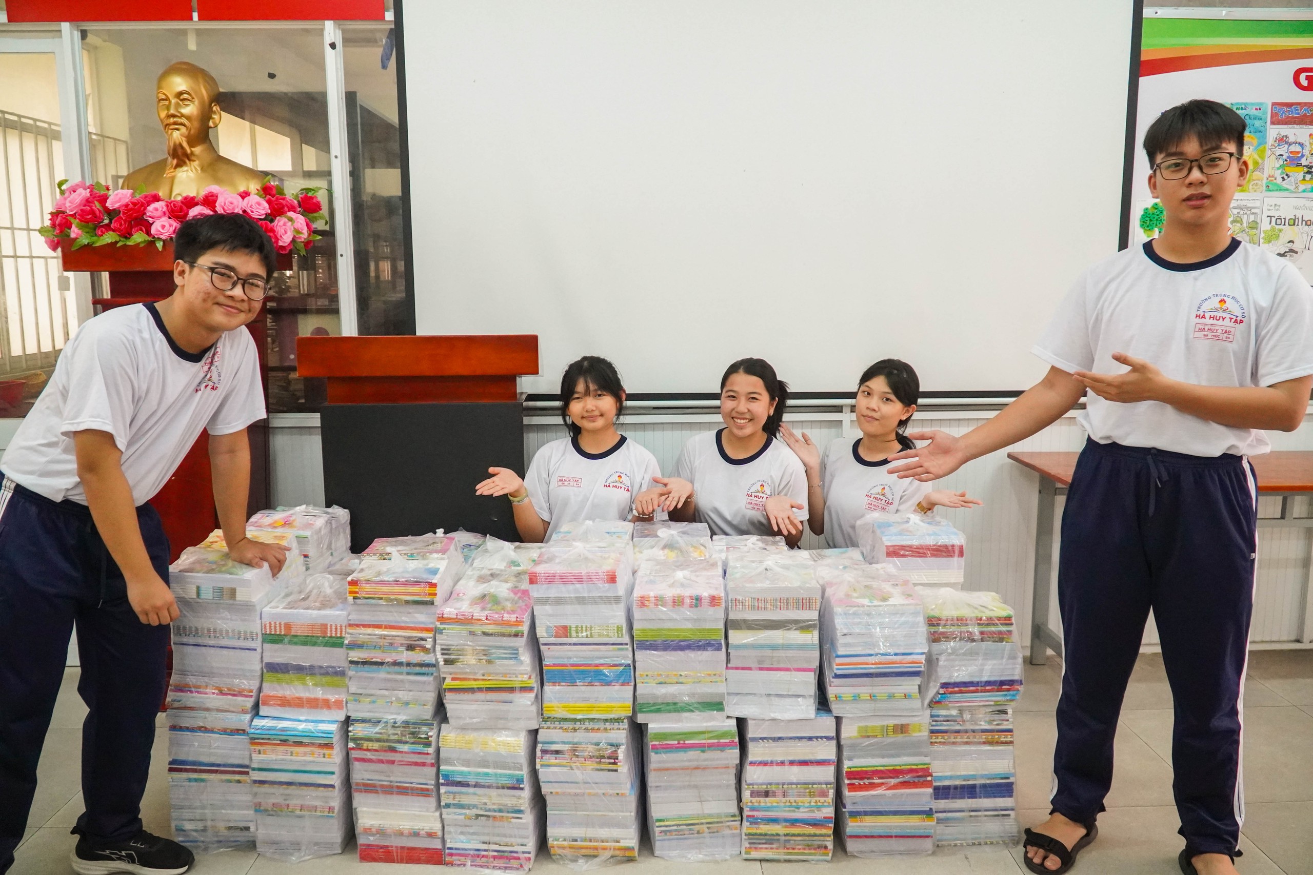 "Tập khen thưởng con để dành, giờ con gửi đến các bạn vùng lũ!" - Ảnh 4.