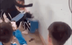 Nữ sinh lớp 7 bị bạn học vây đánh: UBND Gia Lai ra văn khẩn - Ảnh 2.