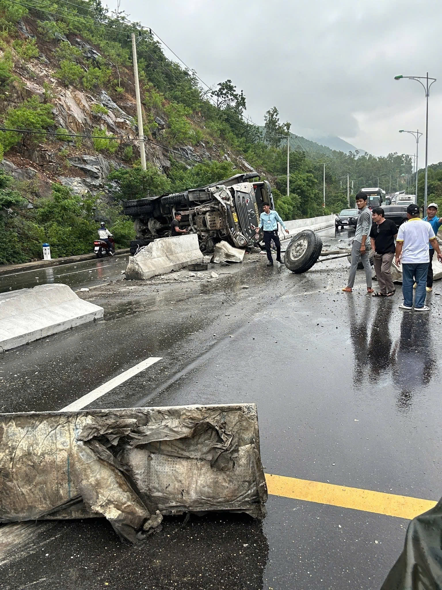 Khánh Hòa: Mưa lớn, xe tải lật nhào đèo Cù Hin nối sân bay Cam Ranh ách tắc - Ảnh 2.