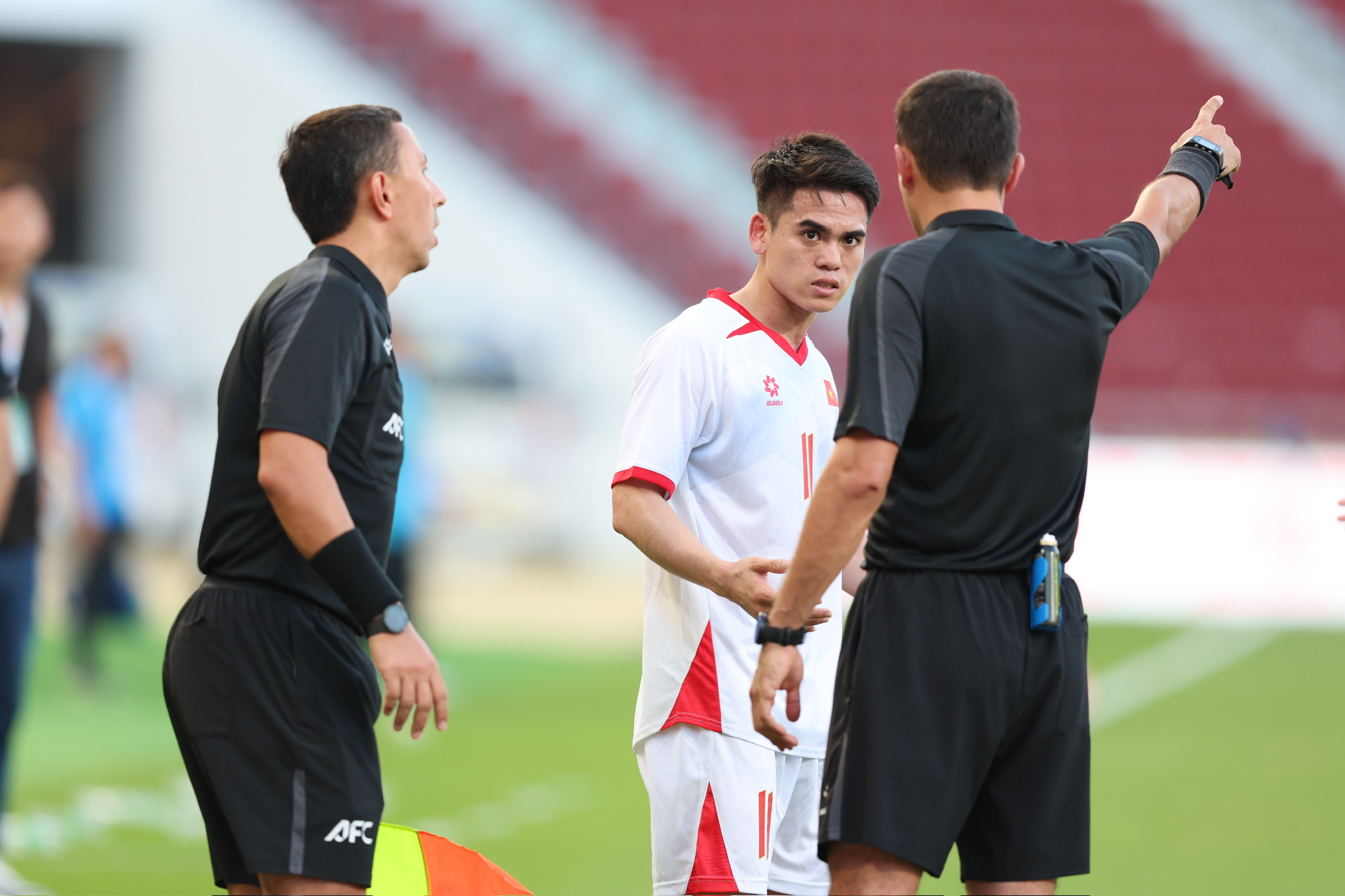 Clip bàn thắng gây tranh cãi của Nguyễn Đình Bắc tại SEA Games 33 - Ảnh 6.