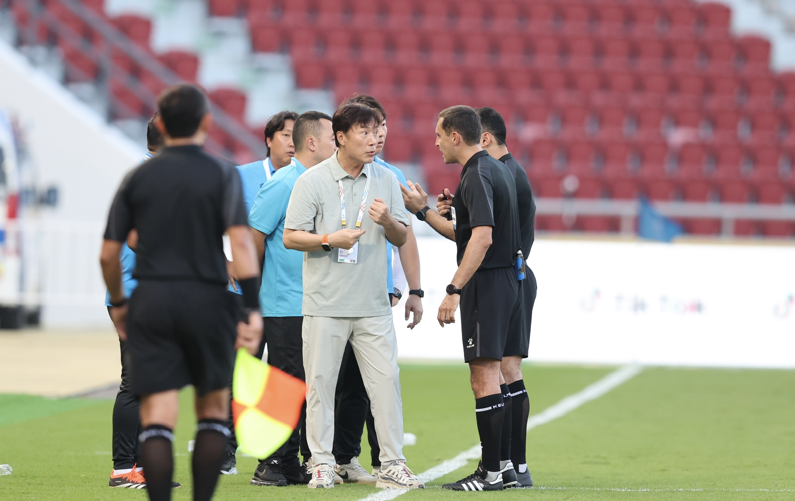 Clip bàn thắng gây tranh cãi của Nguyễn Đình Bắc tại SEA Games 33 - Ảnh 7.