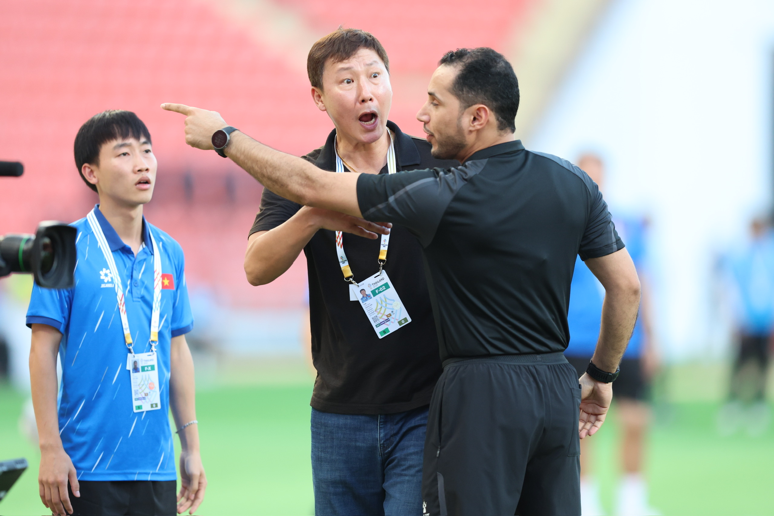 Clip bàn thắng gây tranh cãi của Nguyễn Đình Bắc tại SEA Games 33 - Ảnh 4.