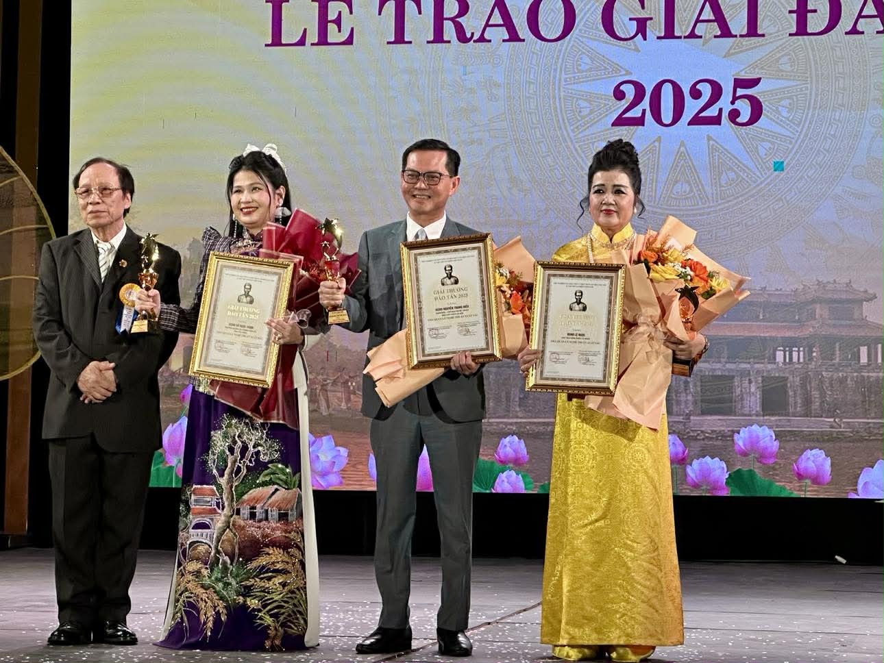 Trung Hiếu, Thanh Hiệp, Hồ Ngọc Trinh được trao giải thưởng Đào Tấn - Ảnh 3.