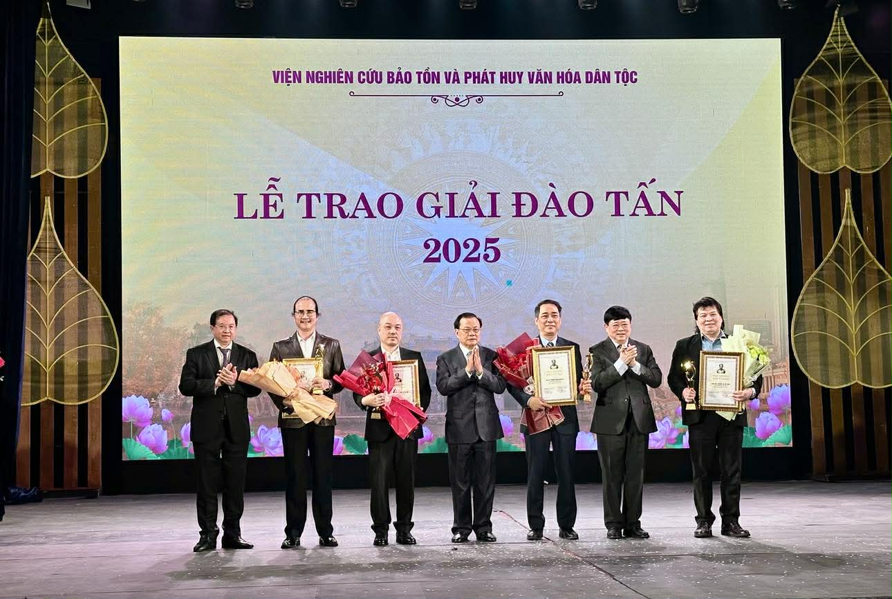 Trung Hiếu, Thanh Hiệp, Hồ Ngọc Trinh được trao giải thưởng Đào Tấn - Ảnh 2.