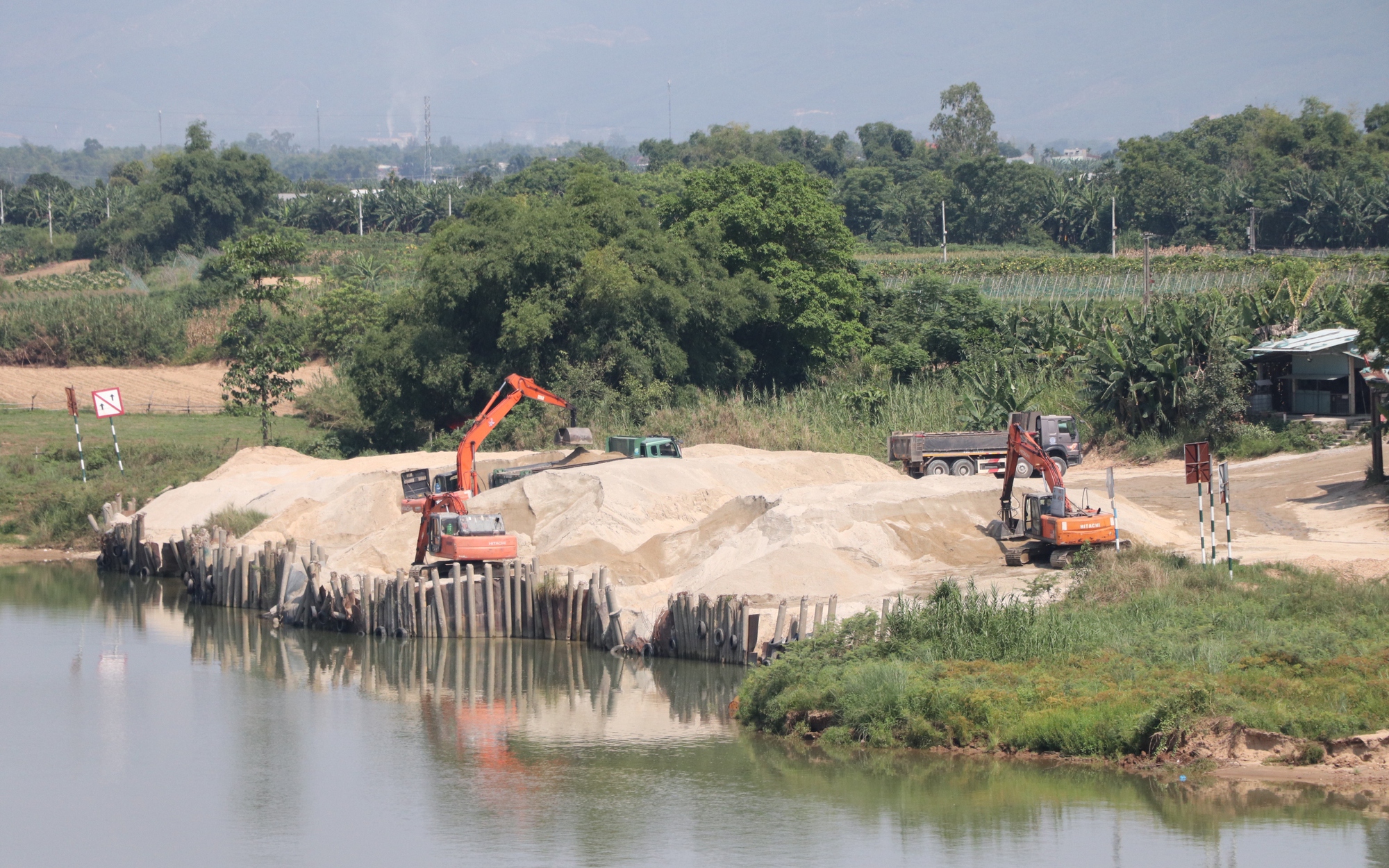Lập hồ sơ khống và thông đồng nâng giá mỏ cát tại Đà Nẵng - Ảnh 2. Lập hồ sơ khống và thông đồng nâng giá mỏ cát tại Đà Nẵng - Ảnh 2.