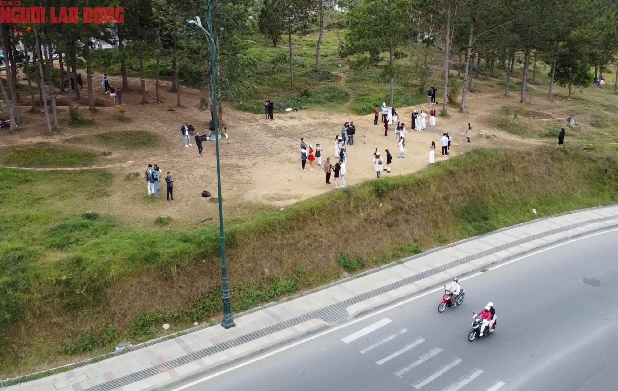 Con dốc c&oacute; view si&ecirc;u đẹp ở Đ&agrave; Lạt, mỗi ng&agrave;y thu h&uacute;t h&agrave;ng trăm du kh&aacute;ch đến check-in - Ảnh 2.