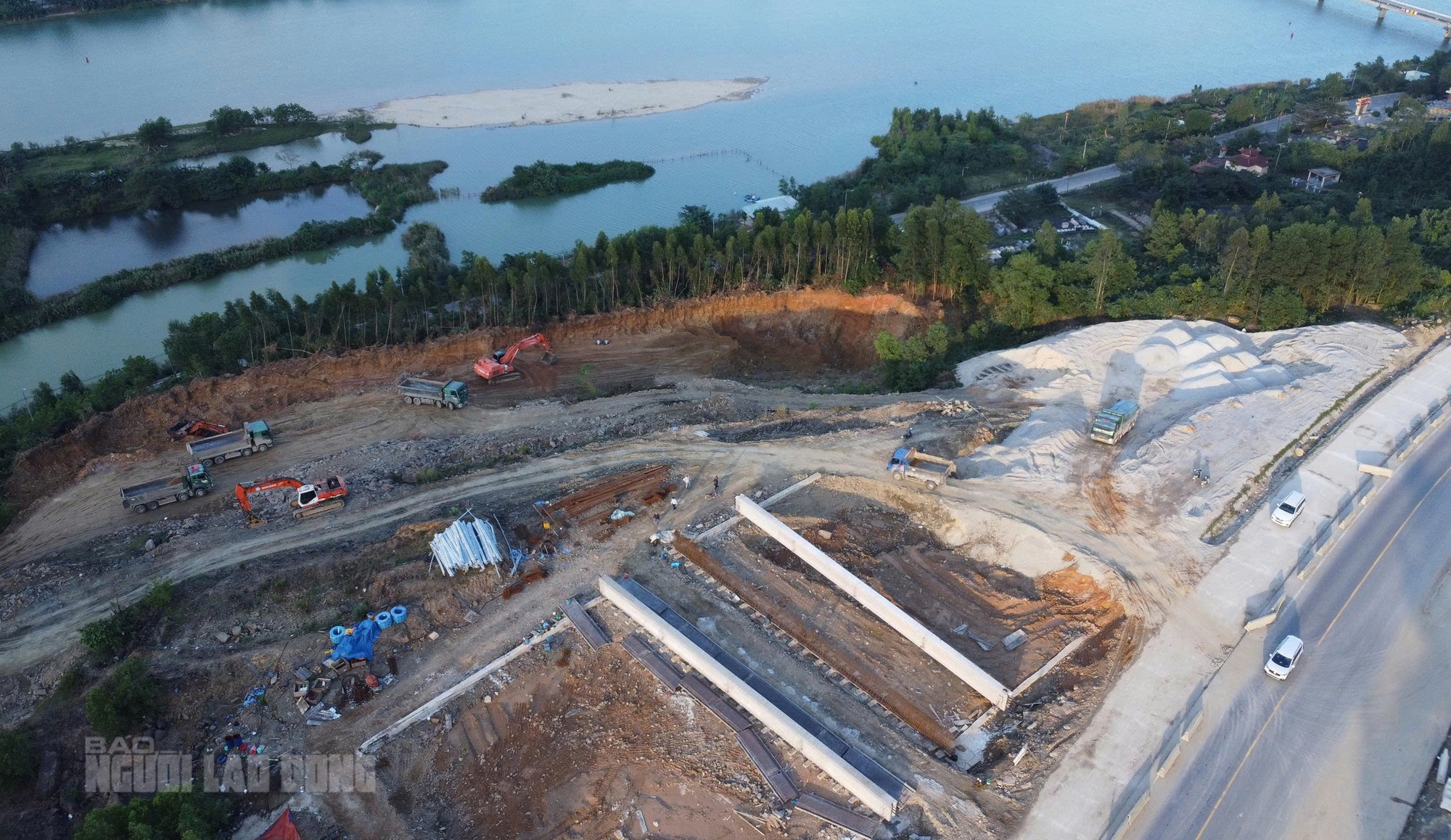 Đ&agrave; Nẵng: Nạn khai th&aacute;c đất tr&aacute;i ph&eacute;p đe dọa an to&agrave;n cao tốc La Sơn - H&ograve;a Li&ecirc;n - Ảnh 2.