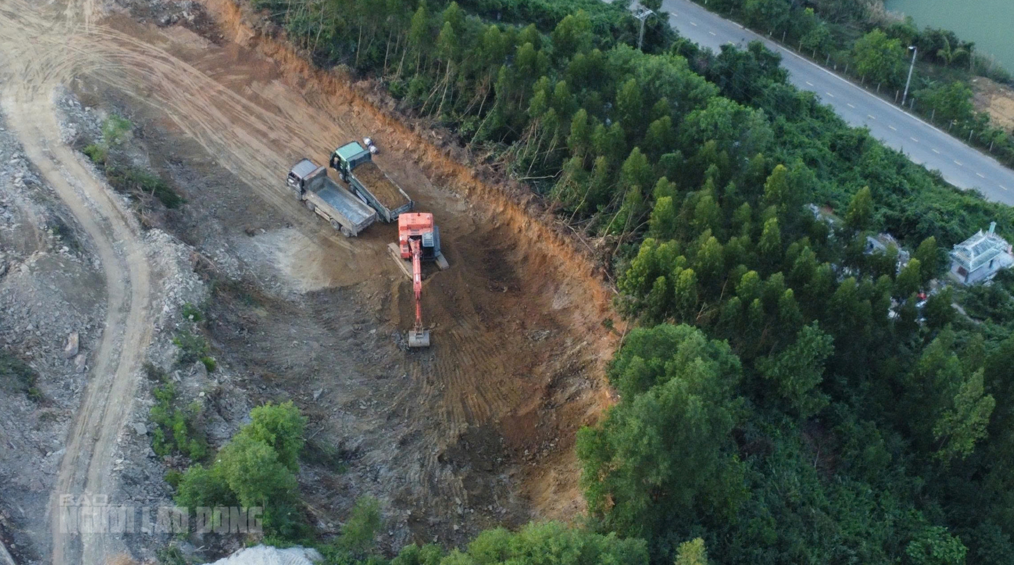 Đ&agrave; Nẵng: Nạn khai th&aacute;c đất tr&aacute;i ph&eacute;p đe dọa an to&agrave;n cao tốc La Sơn - H&ograve;a Li&ecirc;n - Ảnh 4.